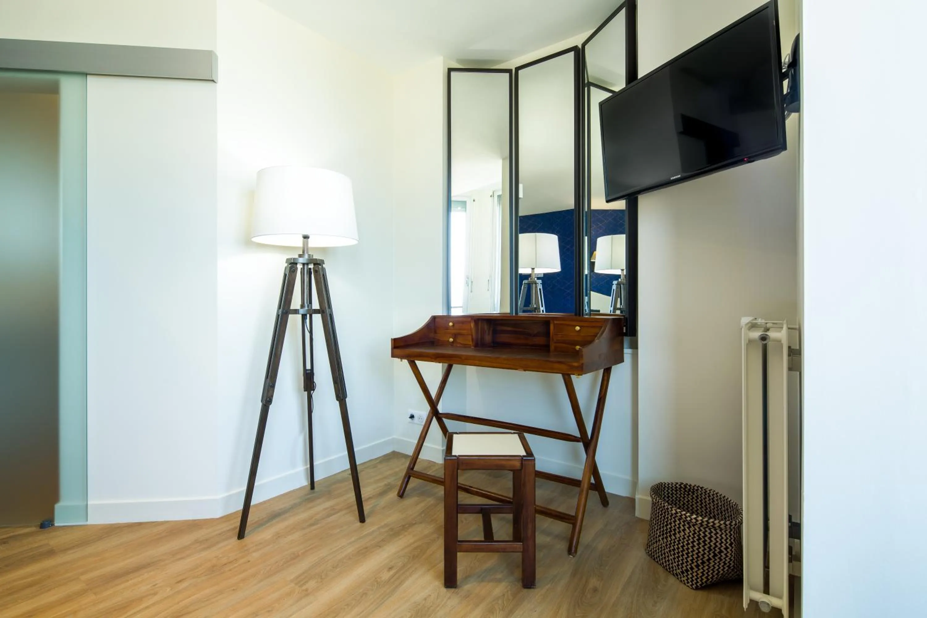 TV and multimedia in Les Chants d'Ailes - Hôtel Face Mer