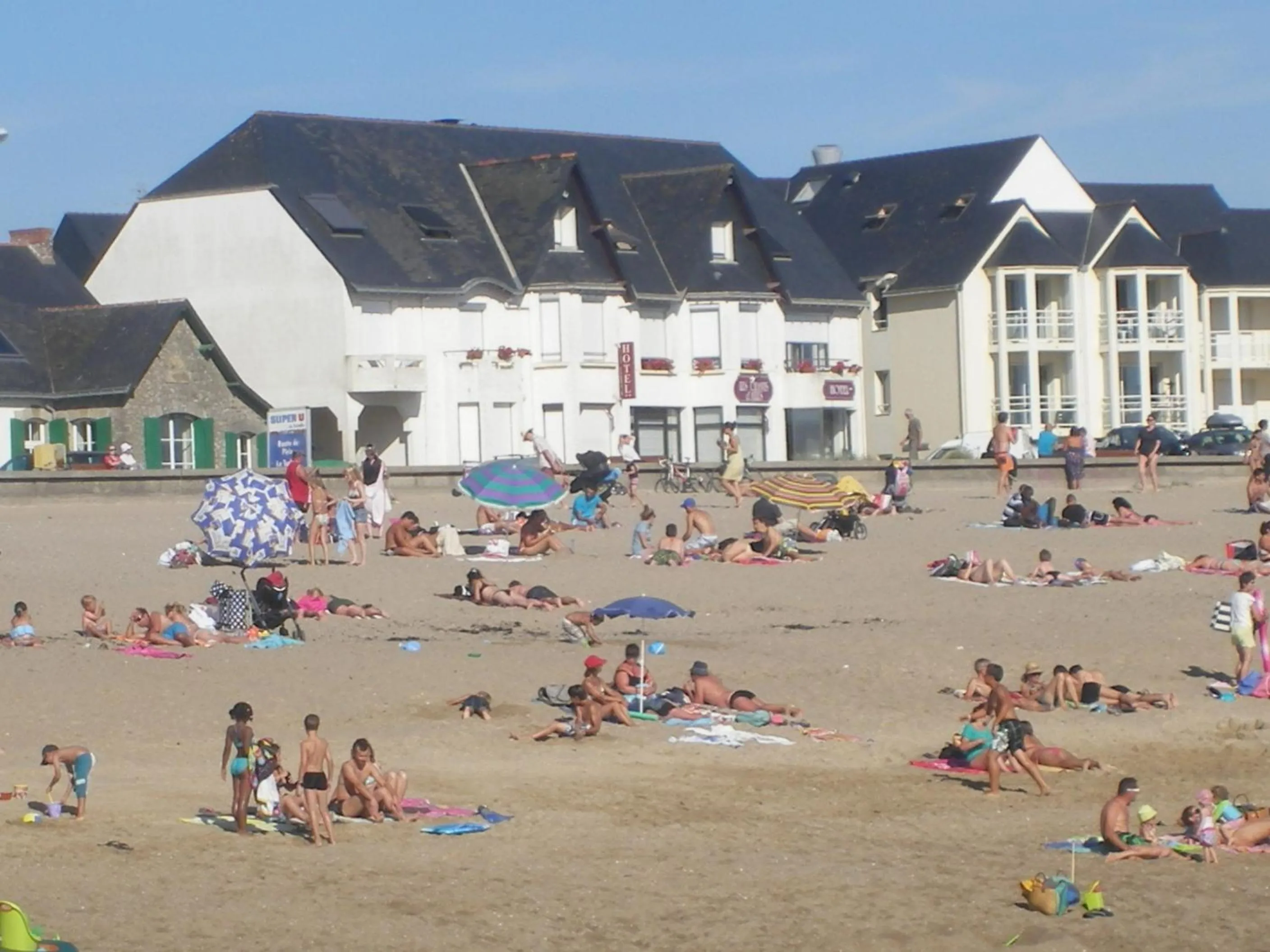Beach in Les Chants d'Ailes - Hôtel Face Mer