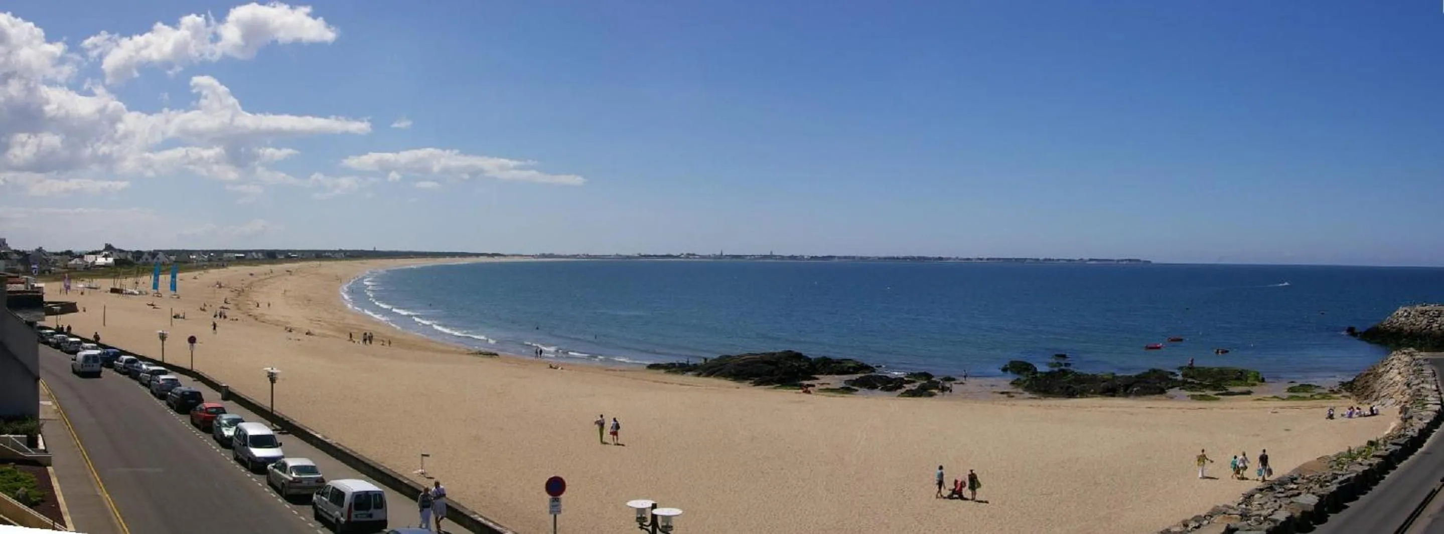 Beach in Les Chants d'Ailes - Hôtel Face Mer