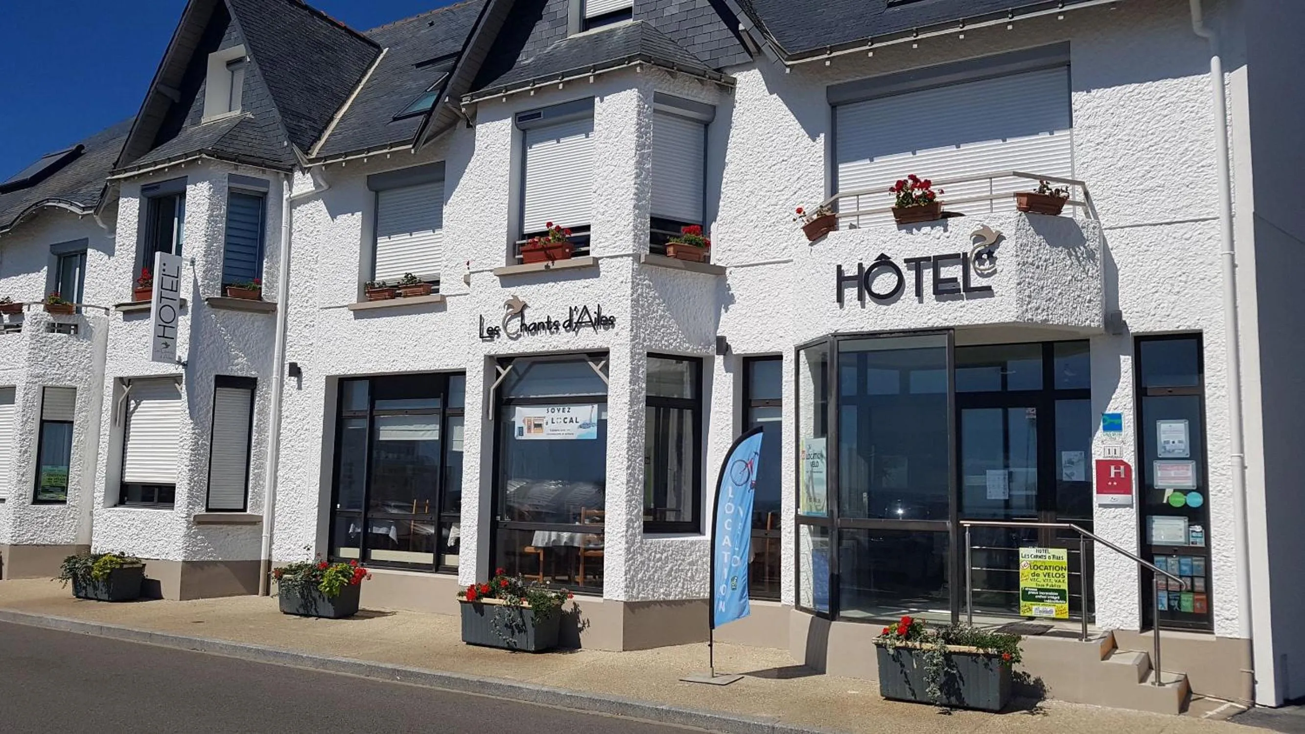 Property building in Les Chants d'Ailes - Hôtel Face Mer