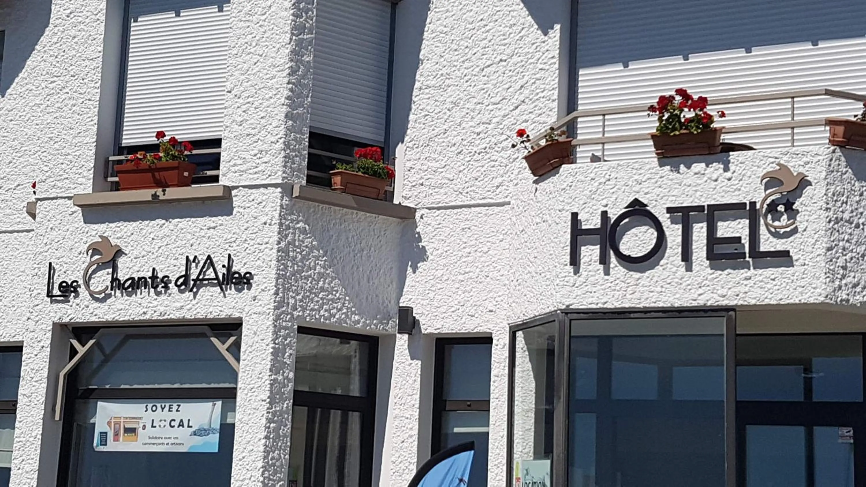 Property building in Les Chants d'Ailes - Hôtel Face Mer