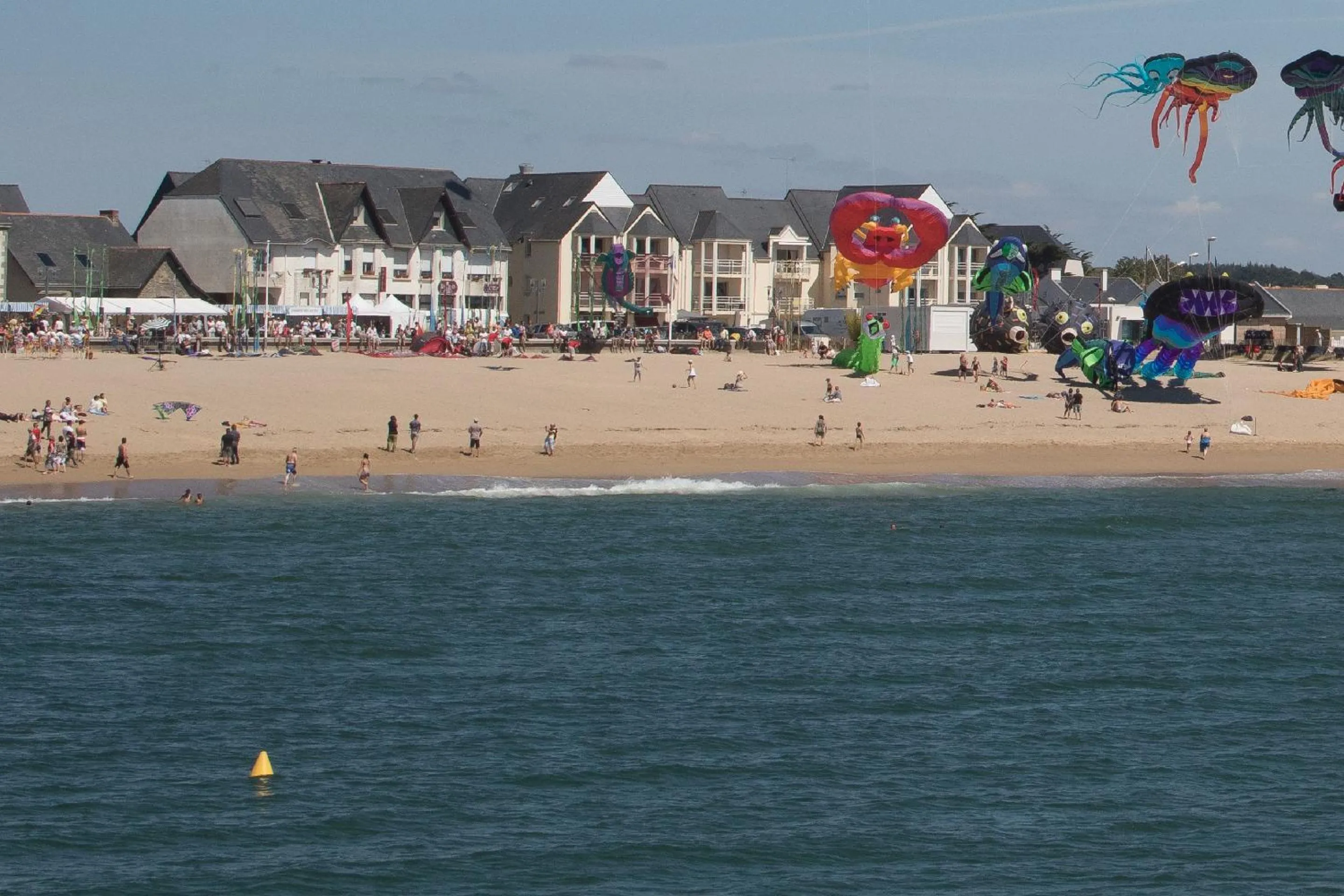 Property building in Les Chants d'Ailes - Hôtel Face Mer