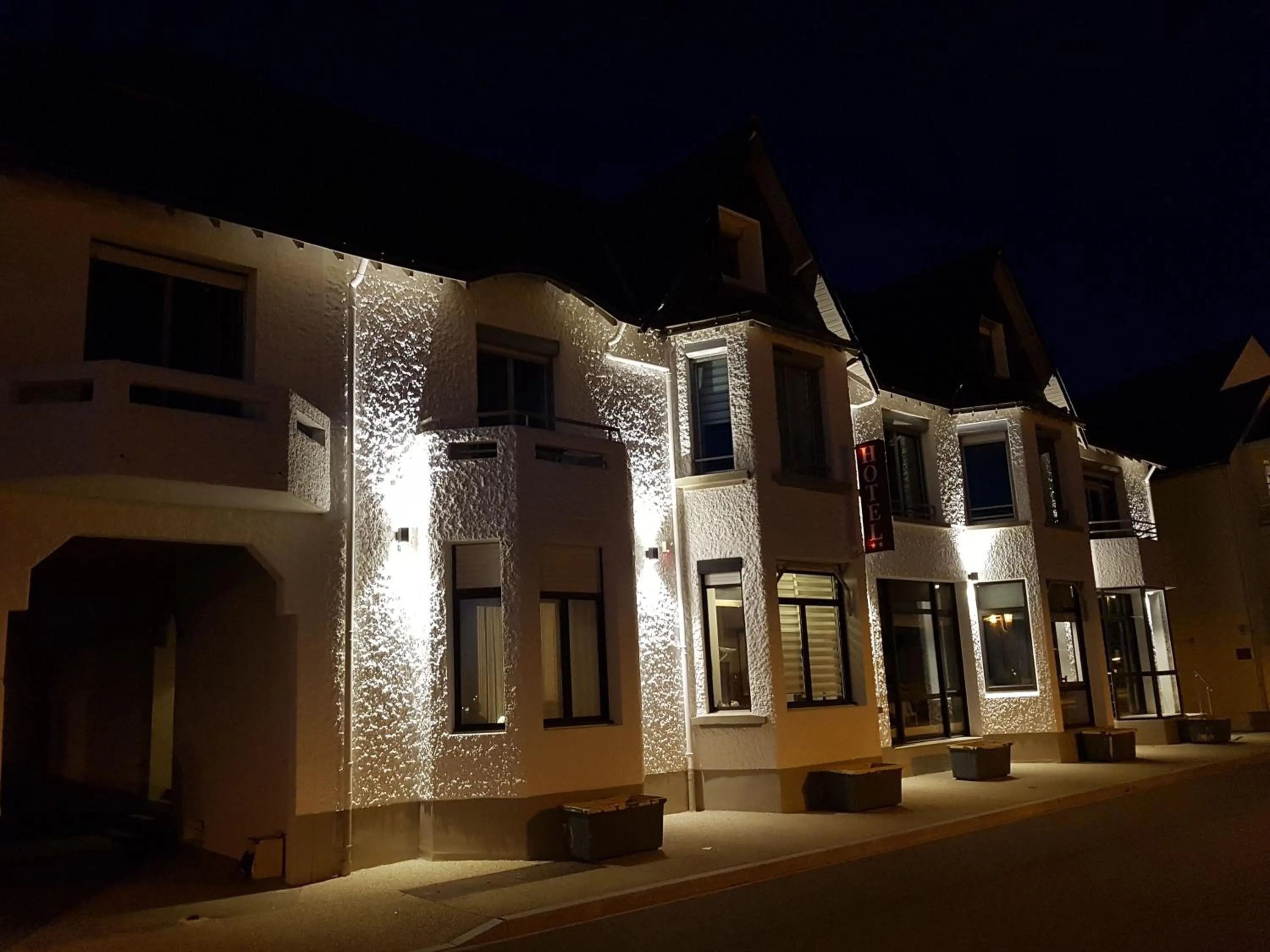 Property building in Les Chants d'Ailes - Hôtel Face Mer