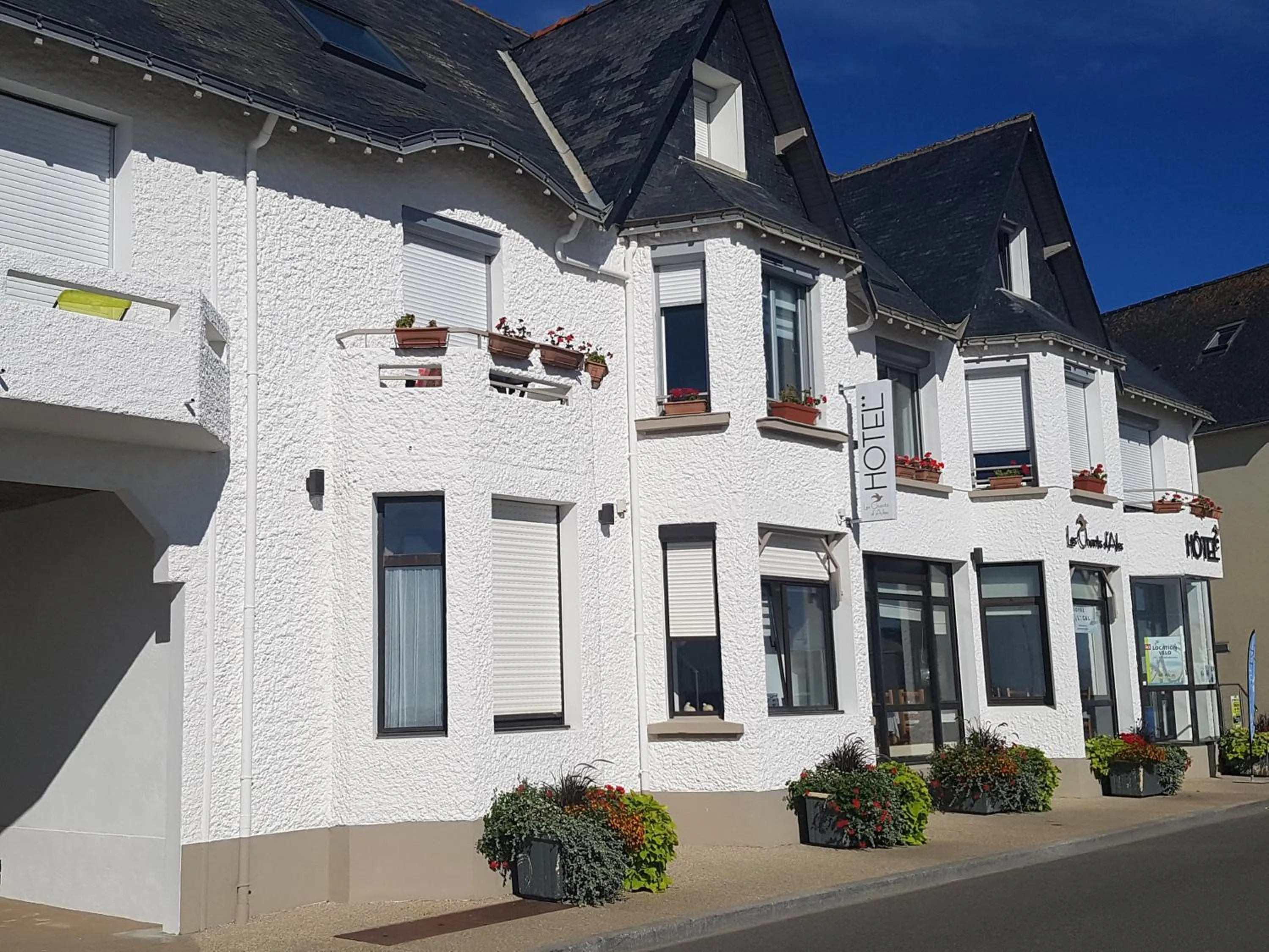 Property building in Les Chants d'Ailes - Hôtel Face Mer