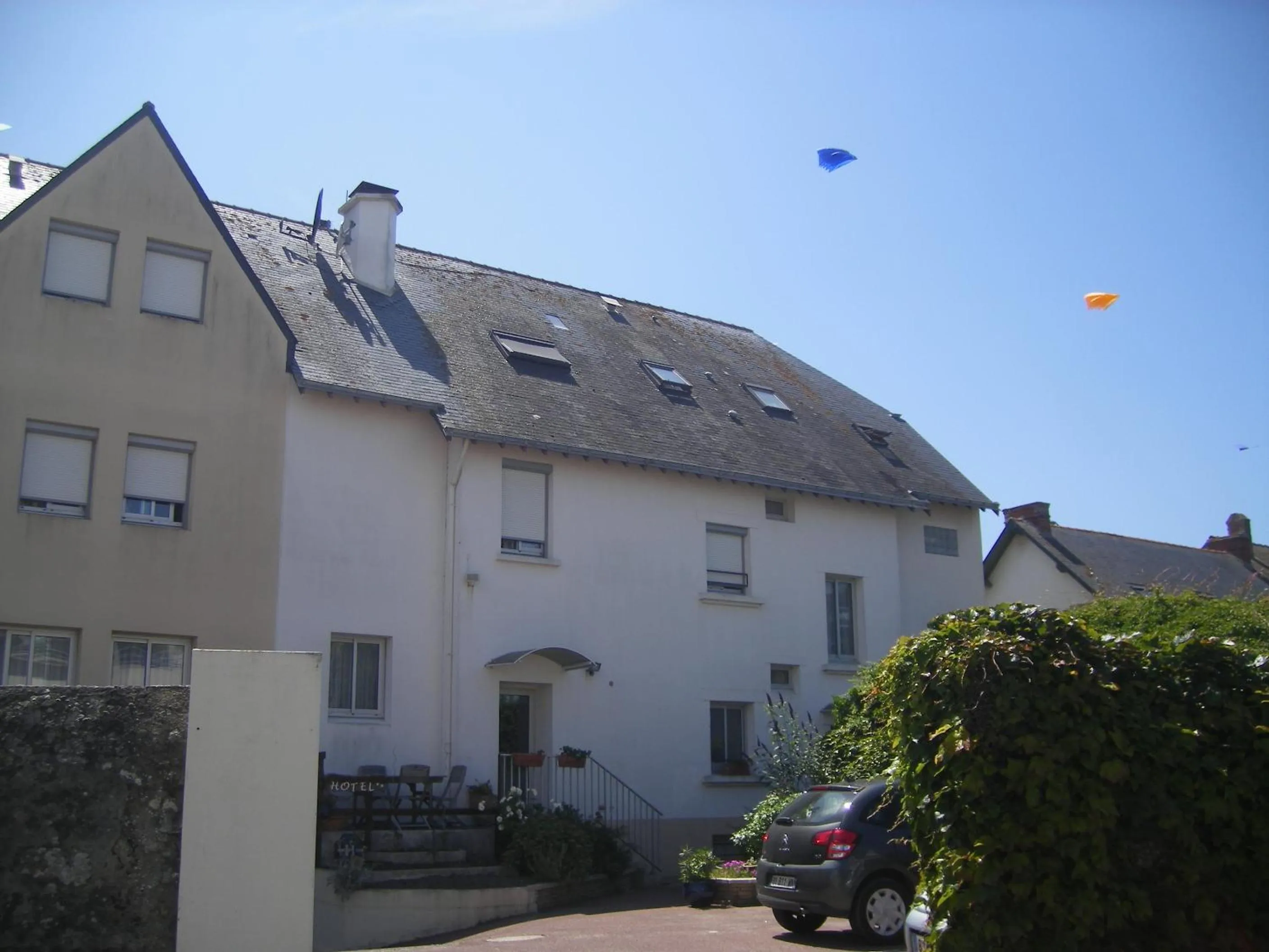 Facade/entrance in Les Chants d'Ailes - Hôtel Face Mer