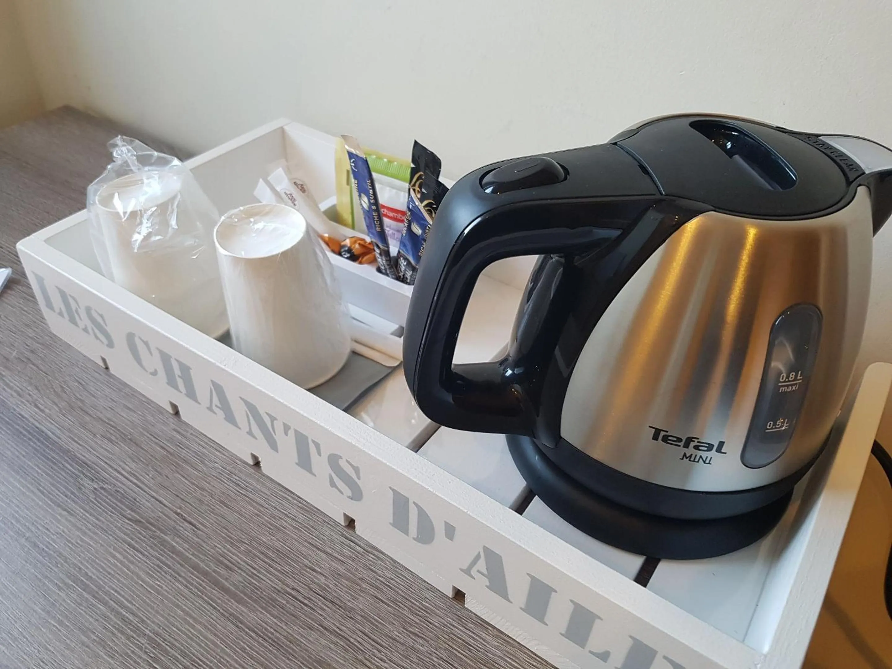 Coffee/tea facilities in Les Chants d'Ailes - Hôtel Face Mer