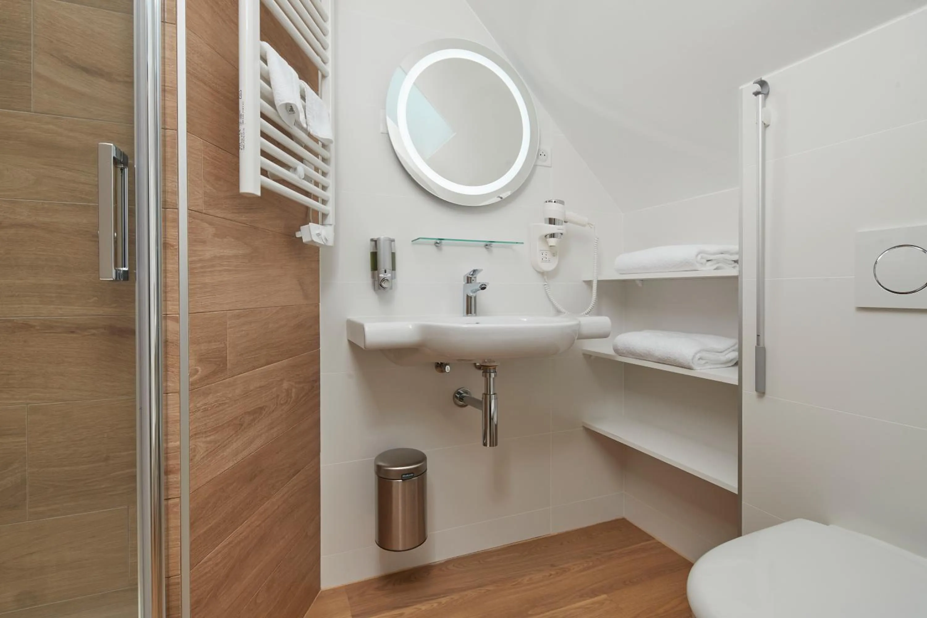 Shower in Les Chants d'Ailes - Hôtel Face Mer