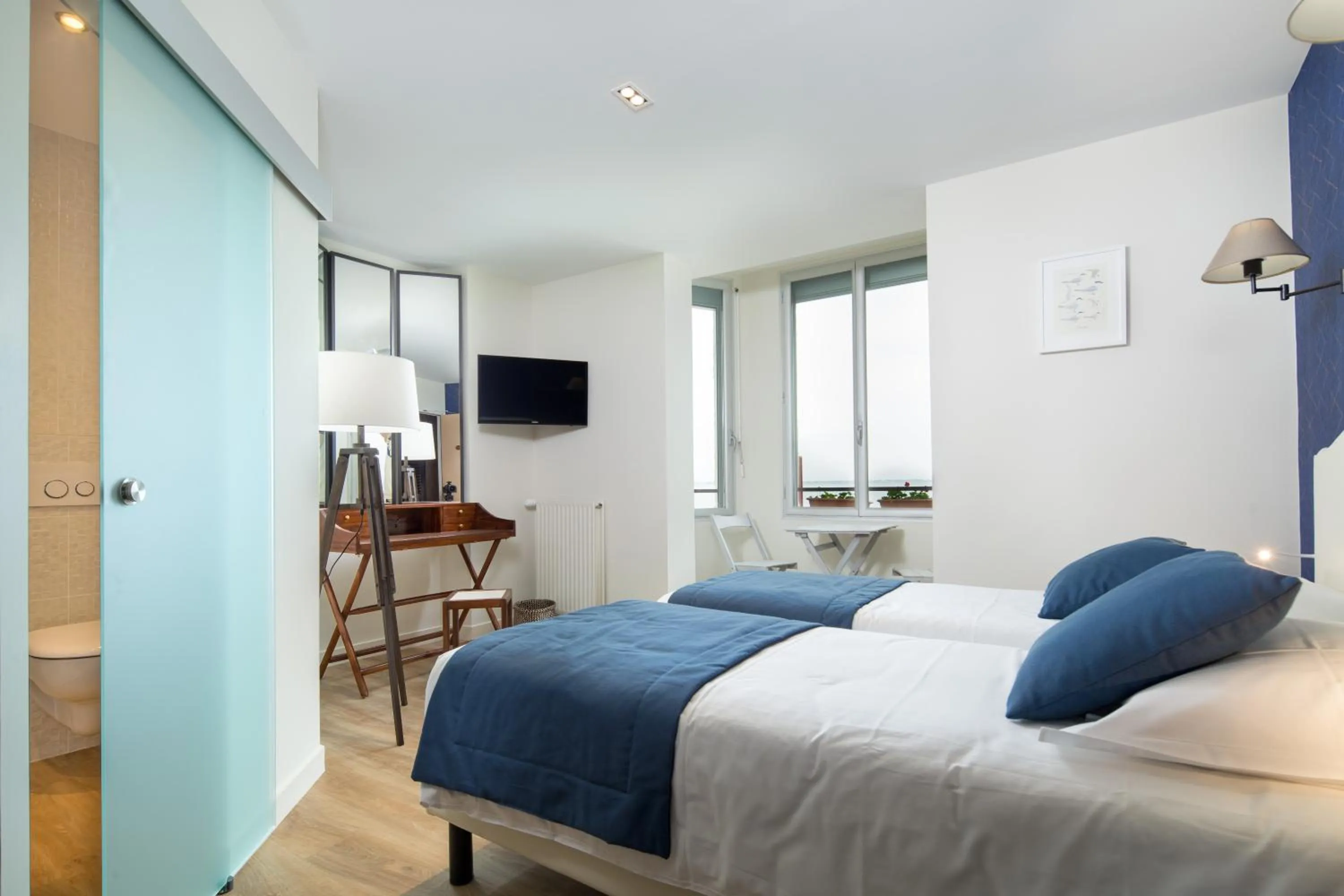 Photo of the whole room, Bed in Les Chants d'Ailes - Hôtel Face Mer