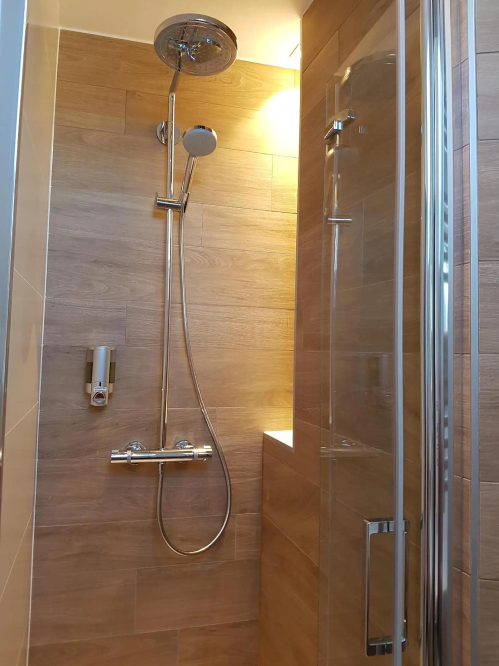 Shower in Les Chants d'Ailes - Hôtel Face Mer