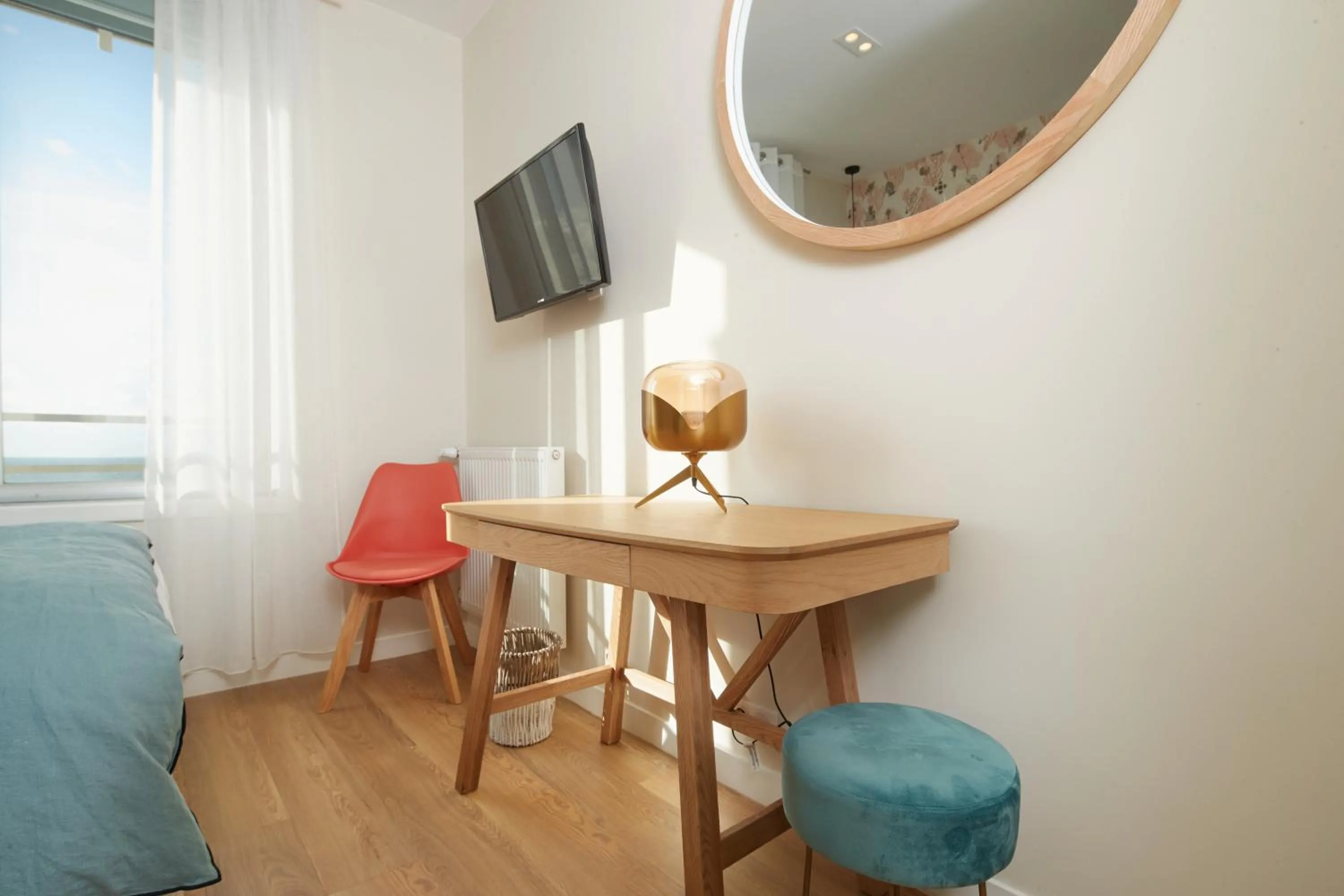 TV and multimedia in Les Chants d'Ailes - Hôtel Face Mer