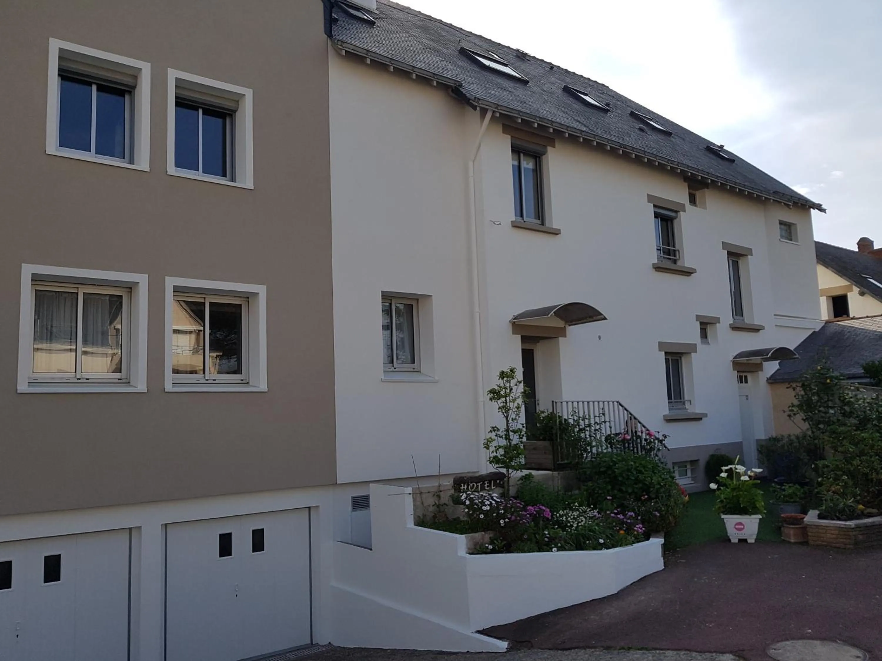 Parking in Les Chants d'Ailes - Hôtel Face Mer