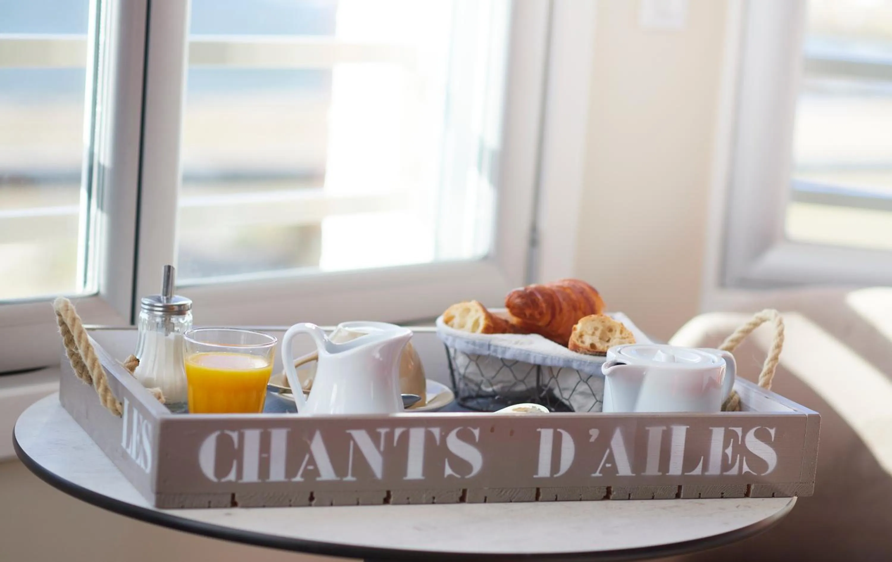 Food and drinks in Les Chants d'Ailes - Hôtel Face Mer