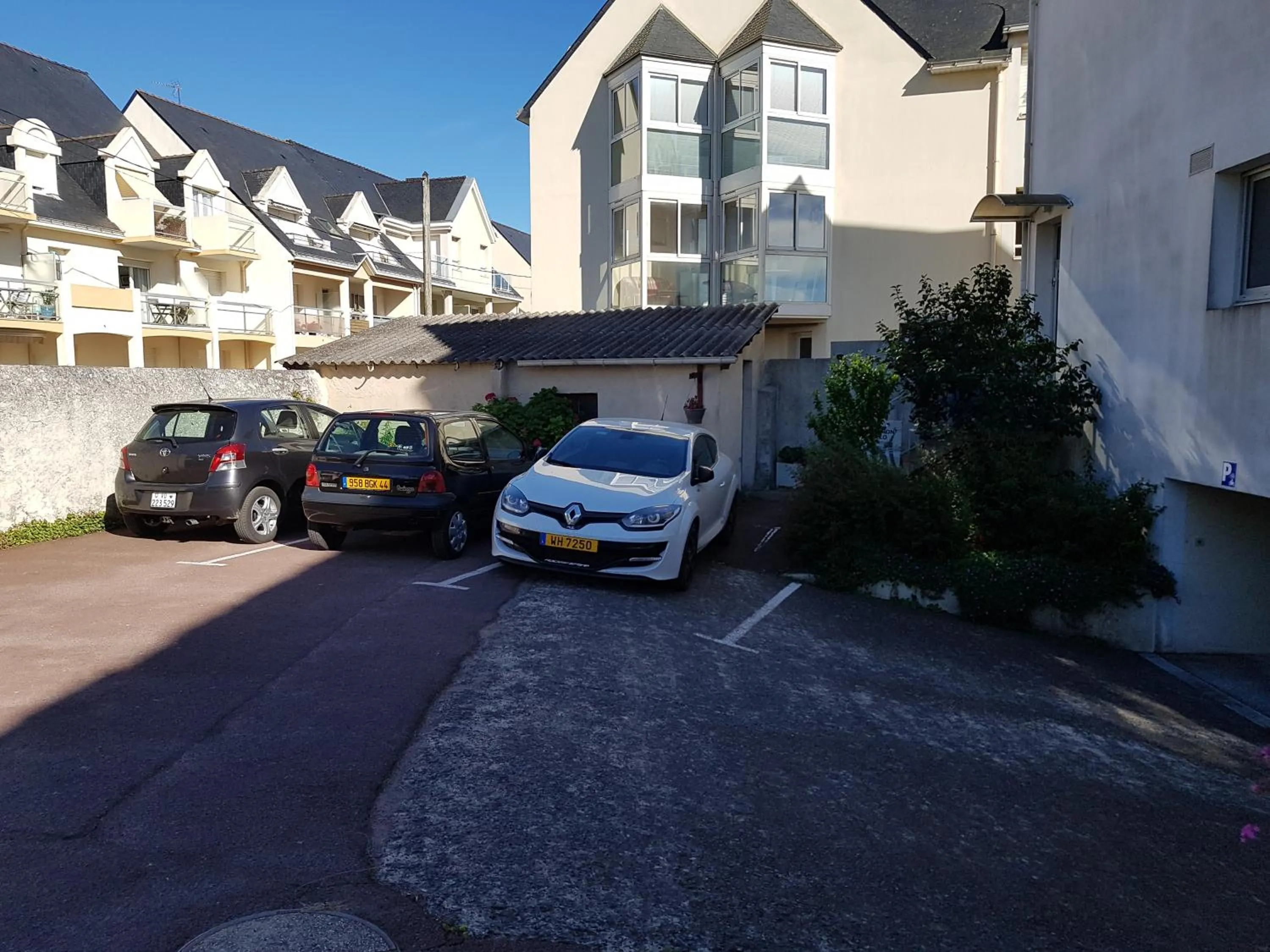 Property building in Les Chants d'Ailes - Hôtel Face Mer