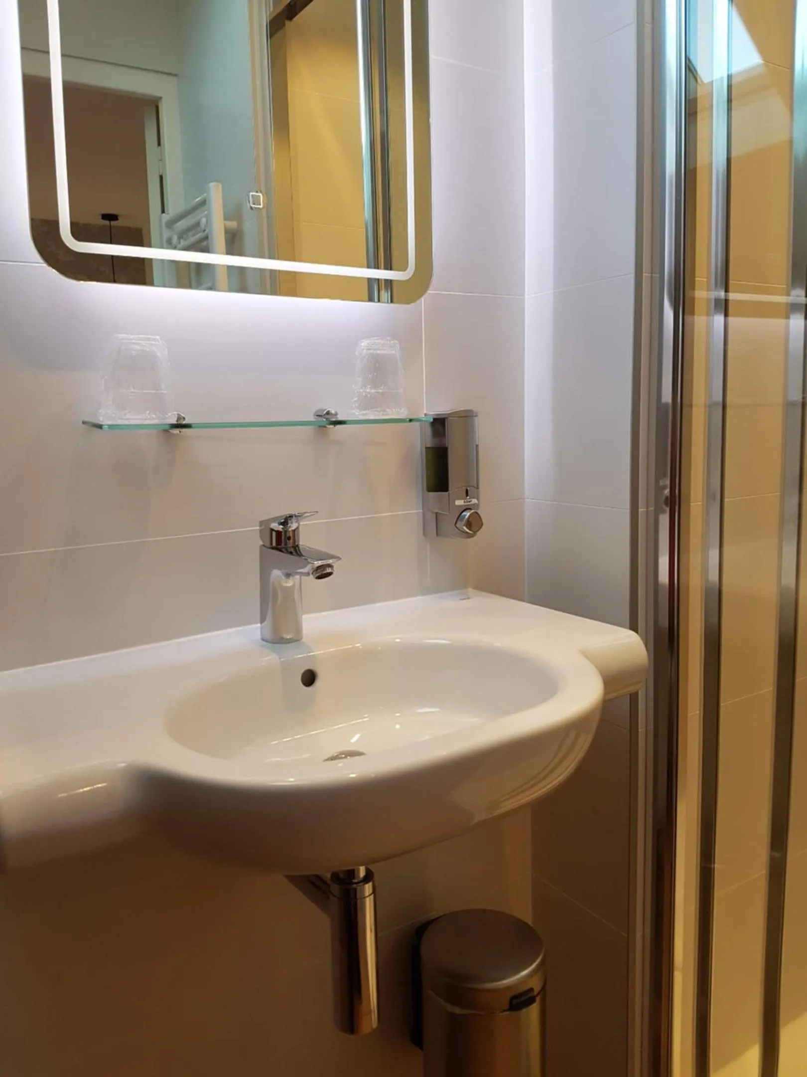 Shower in Les Chants d'Ailes - Hôtel Face Mer