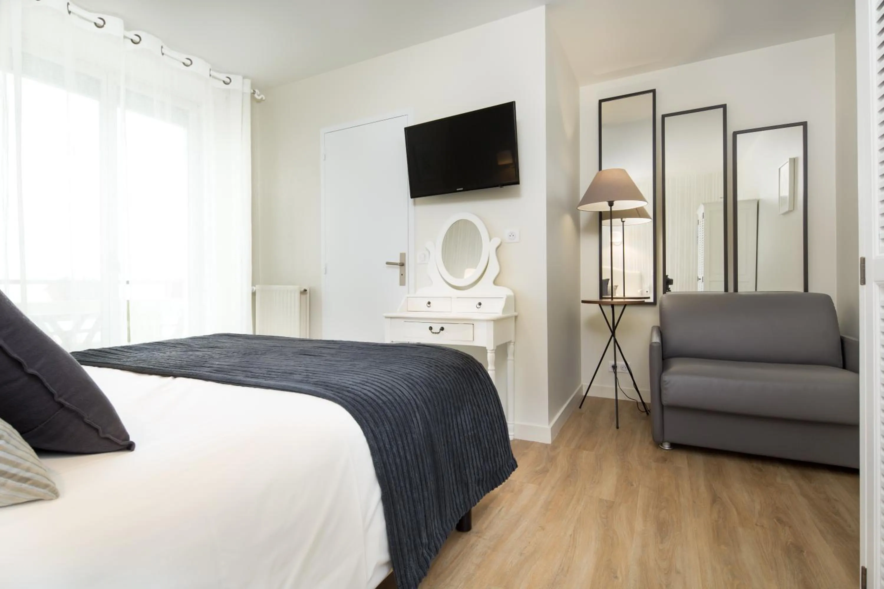 TV and multimedia, Bed in Les Chants d'Ailes - Hôtel Face Mer