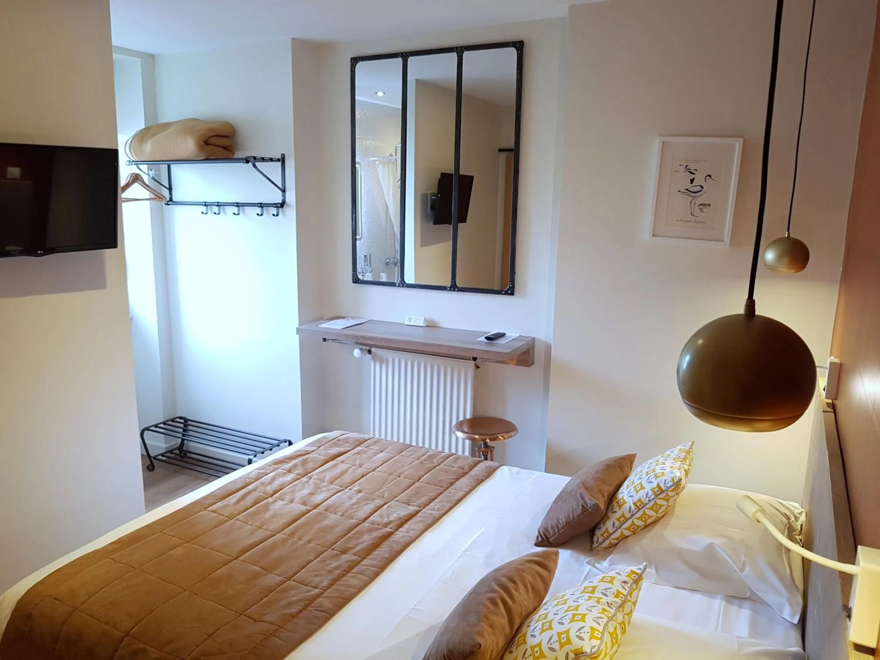 Photo of the whole room, Bed in Les Chants d'Ailes - Hôtel Face Mer