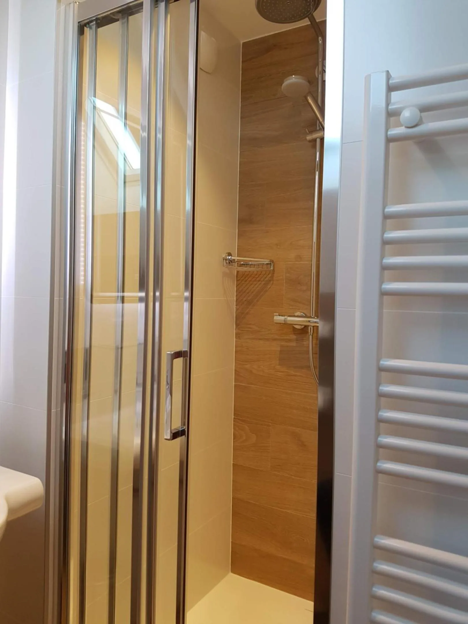 Shower in Les Chants d'Ailes - Hôtel Face Mer