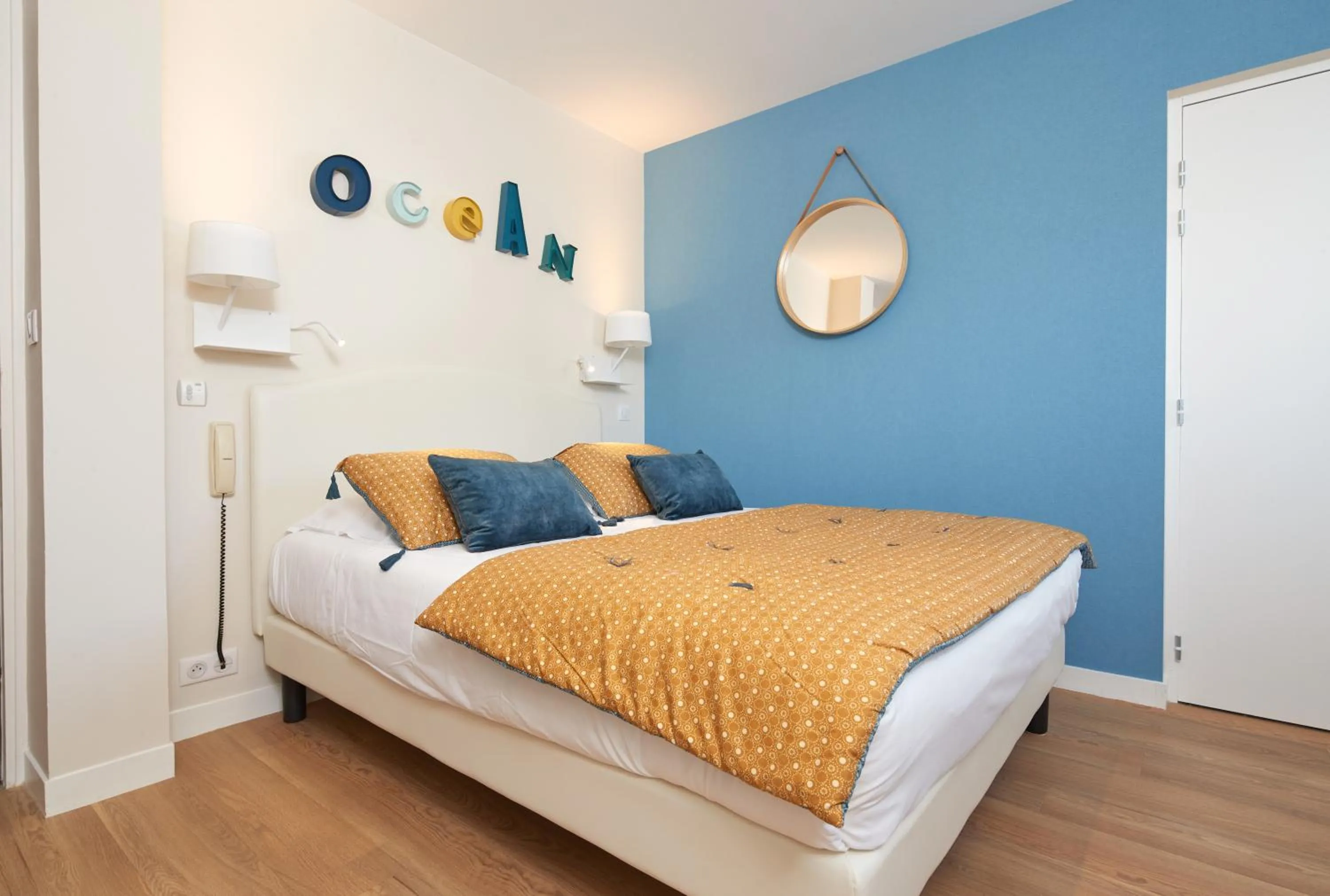 Bed in Les Chants d'Ailes - Hôtel Face Mer