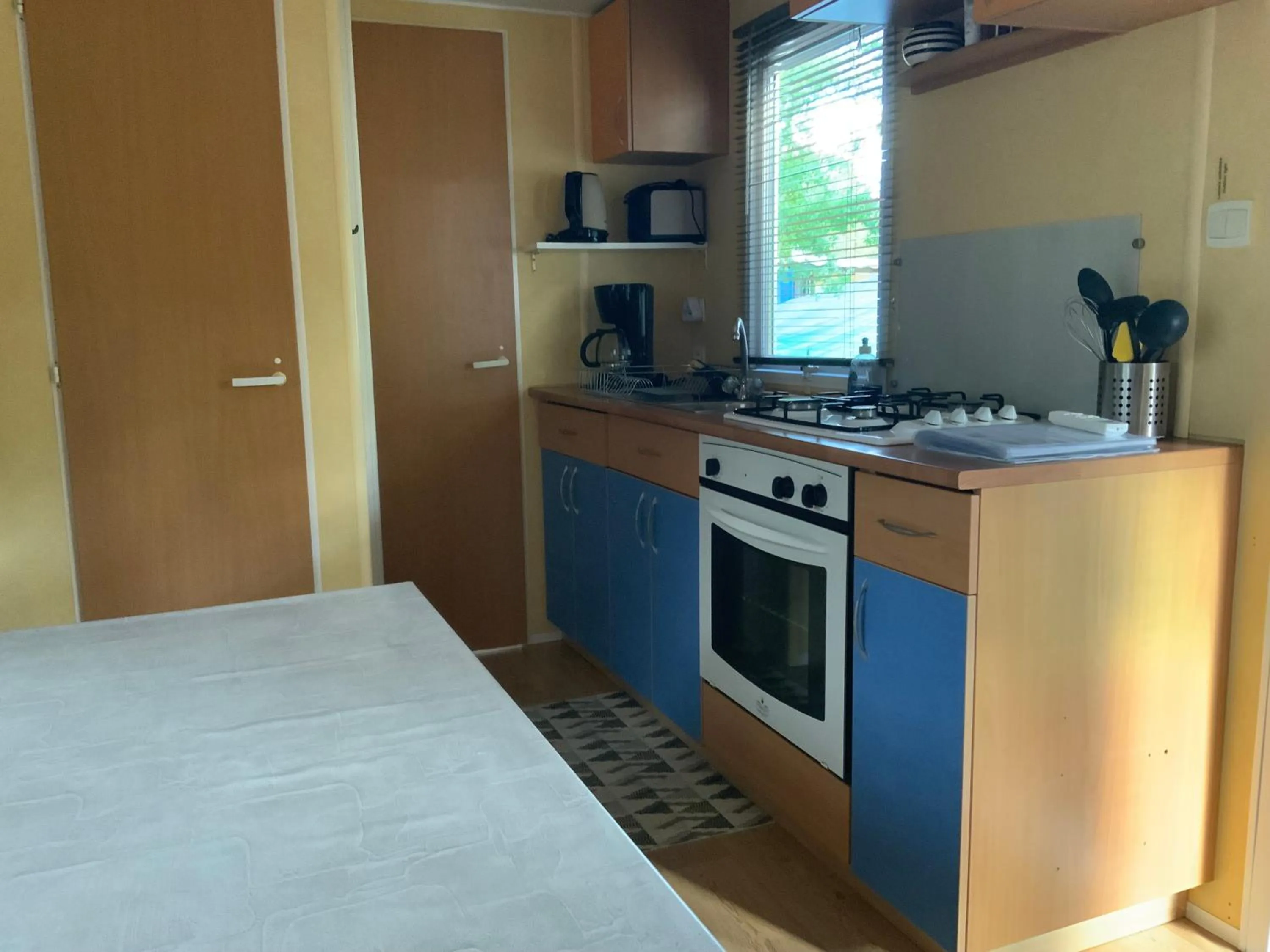 Kitchen or kitchenette, Bed in Domaine de Labelo