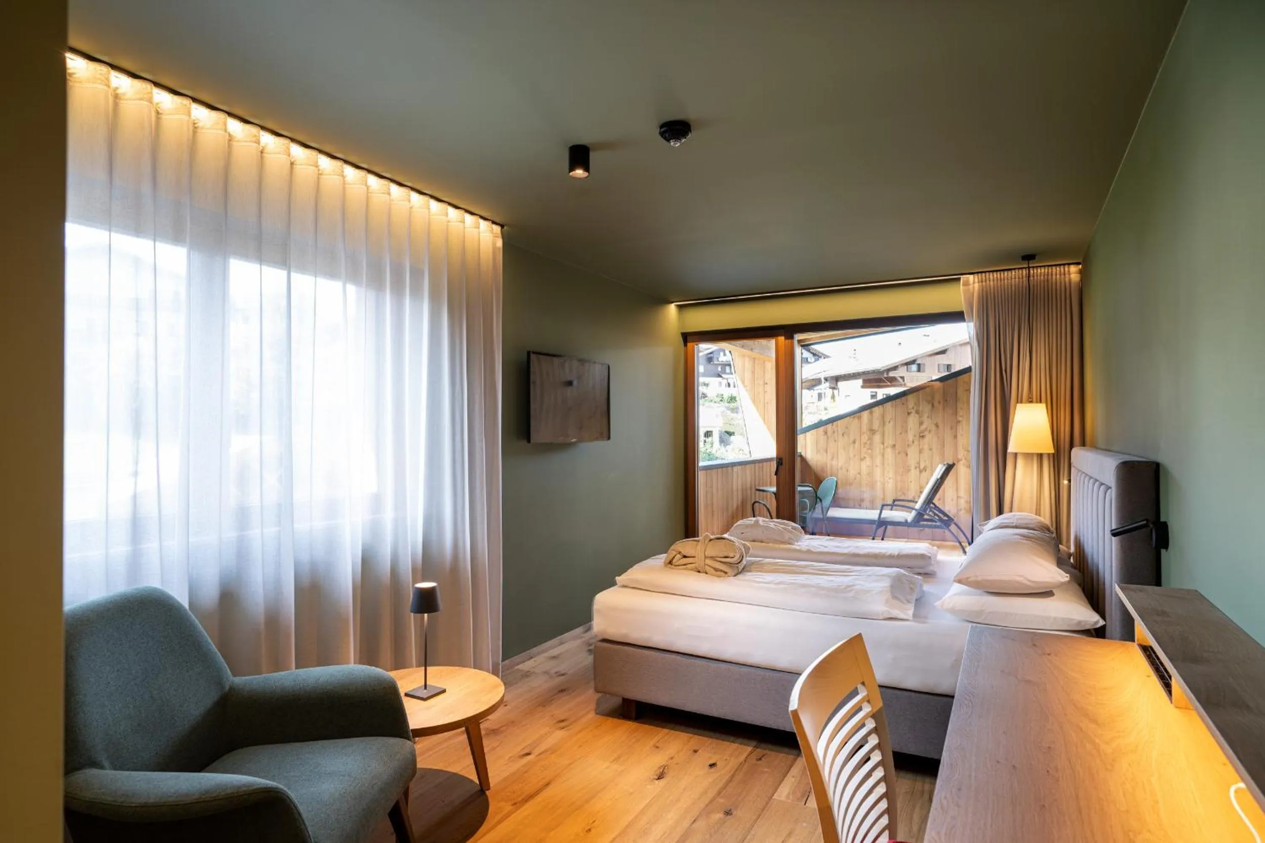 Bedroom, Bed in Hotel Alpenroyal