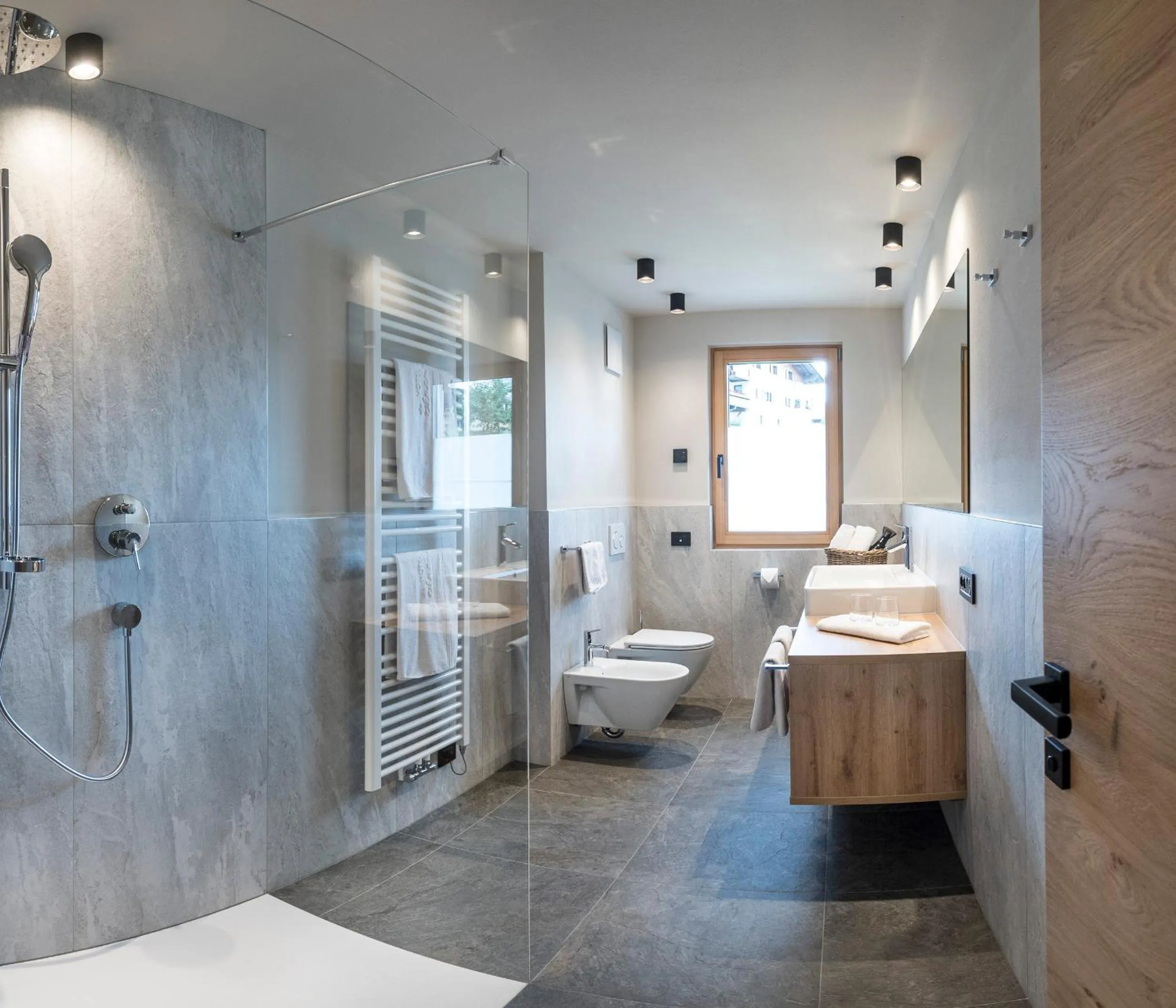 Shower, Bed in Hotel Alpenroyal