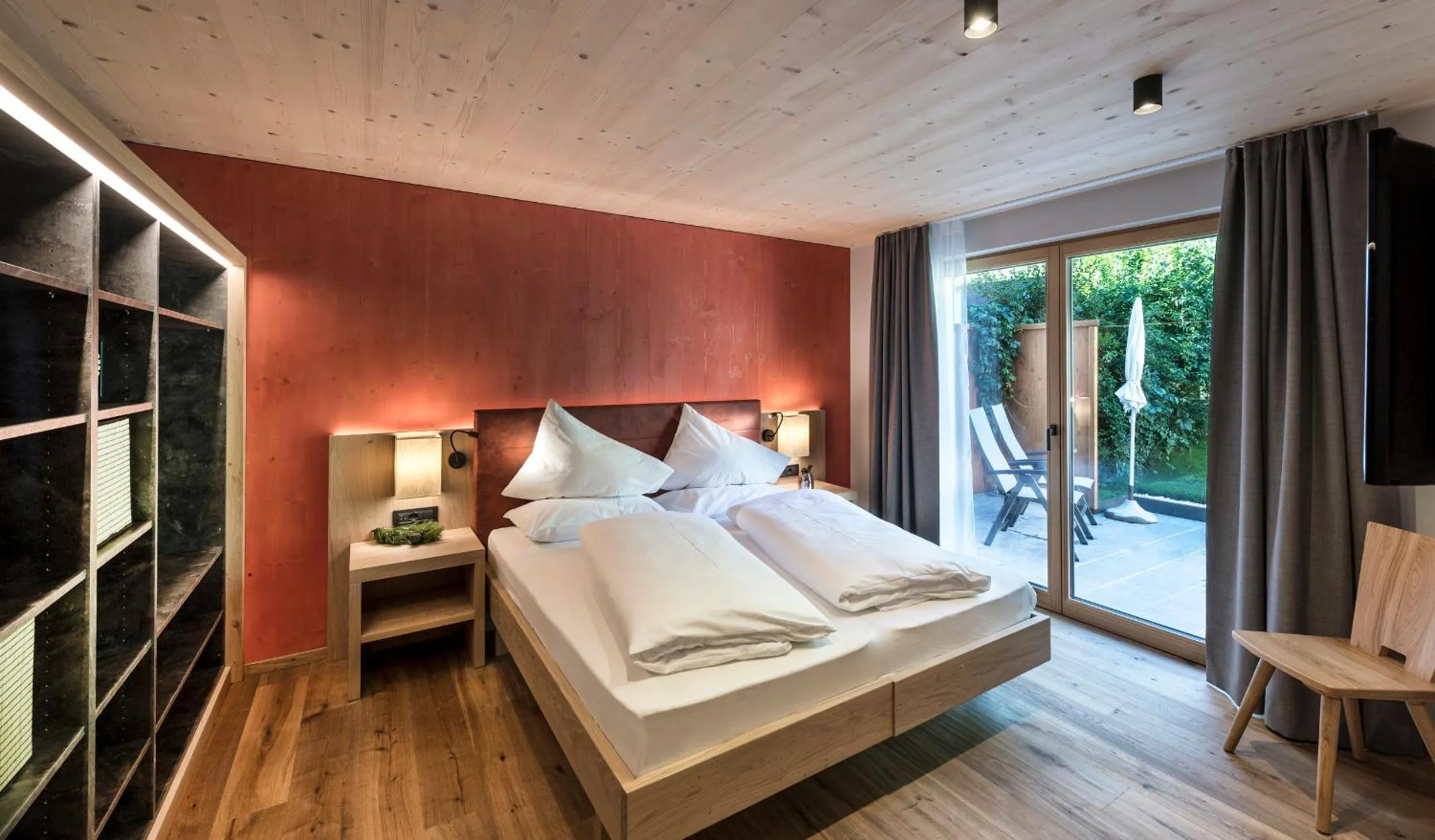 Bedroom, Bed in Hotel Alpenroyal