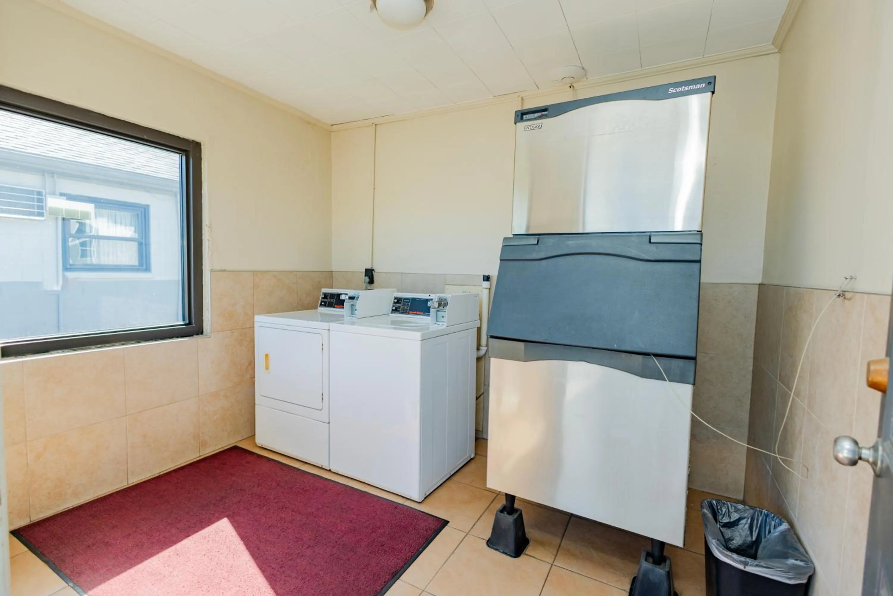 Property building in Budget Inn Columbus