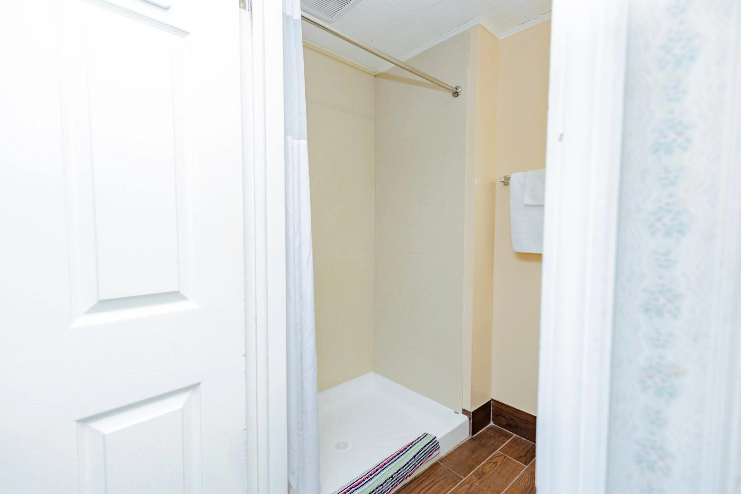 Shower, Bed in Budget Inn Columbus