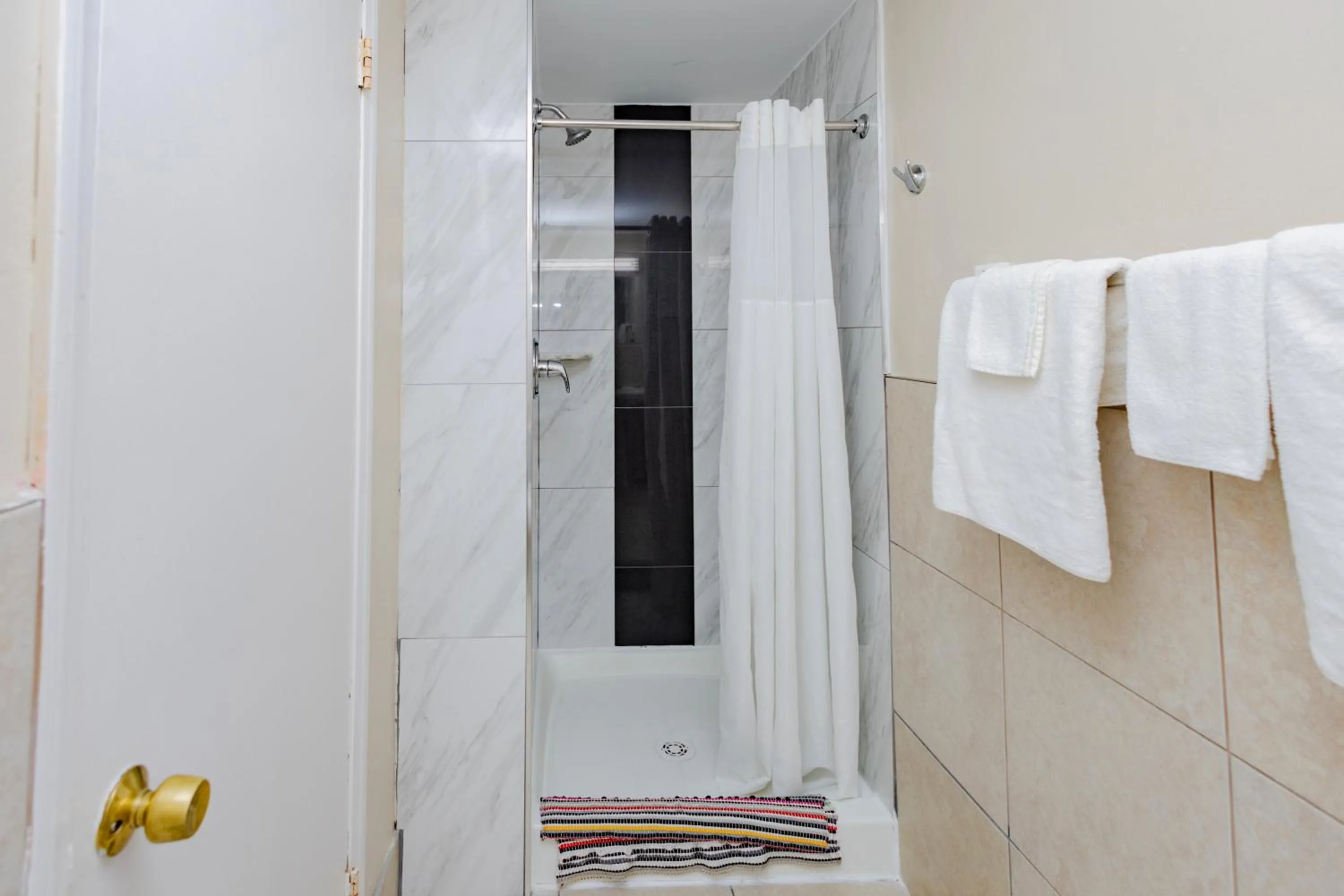 Shower in Budget Inn Columbus