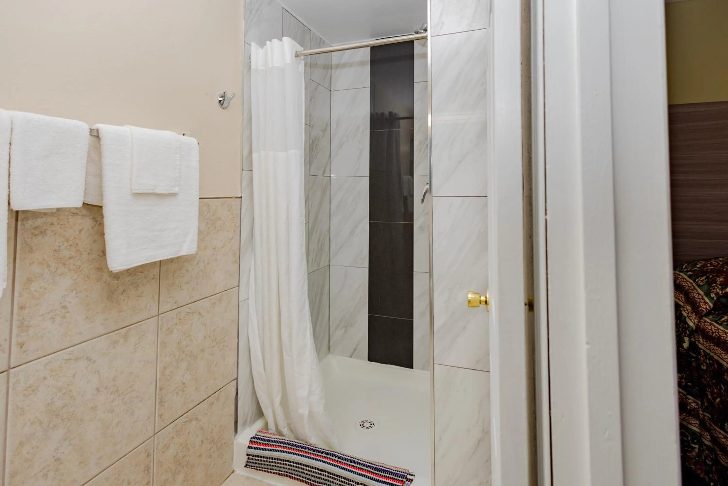 Shower in Budget Inn Columbus