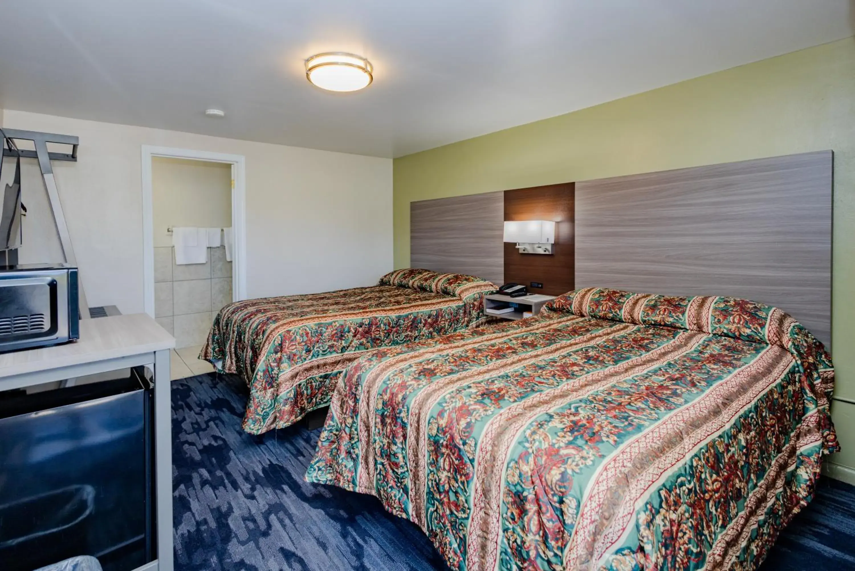 Double Room with Two Double Beds - Non-Smoking in Budget Inn Columbus Double Room with Two Double Beds - Non-Smoking in Budget Inn Columbus