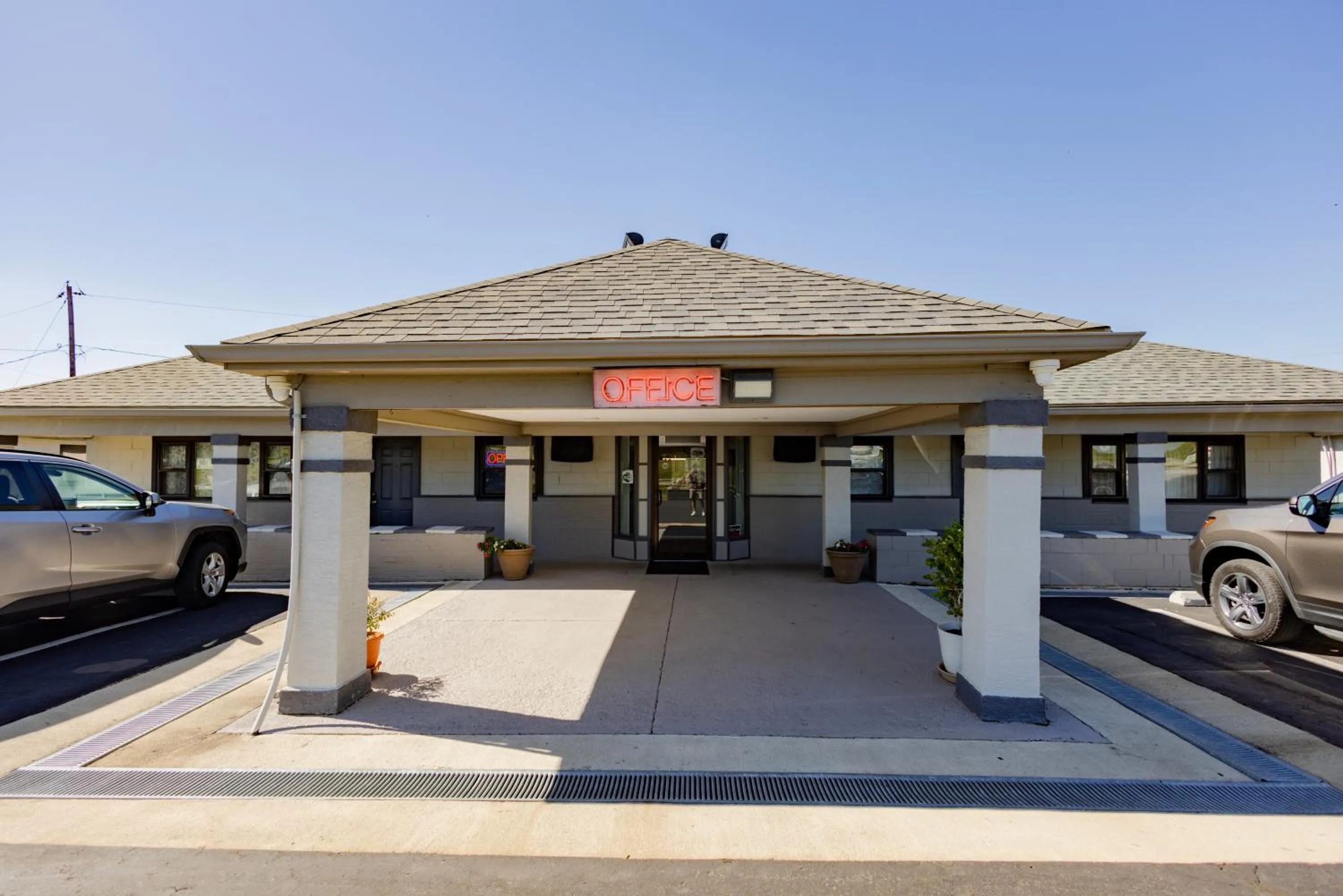 Property building in Budget Inn Columbus