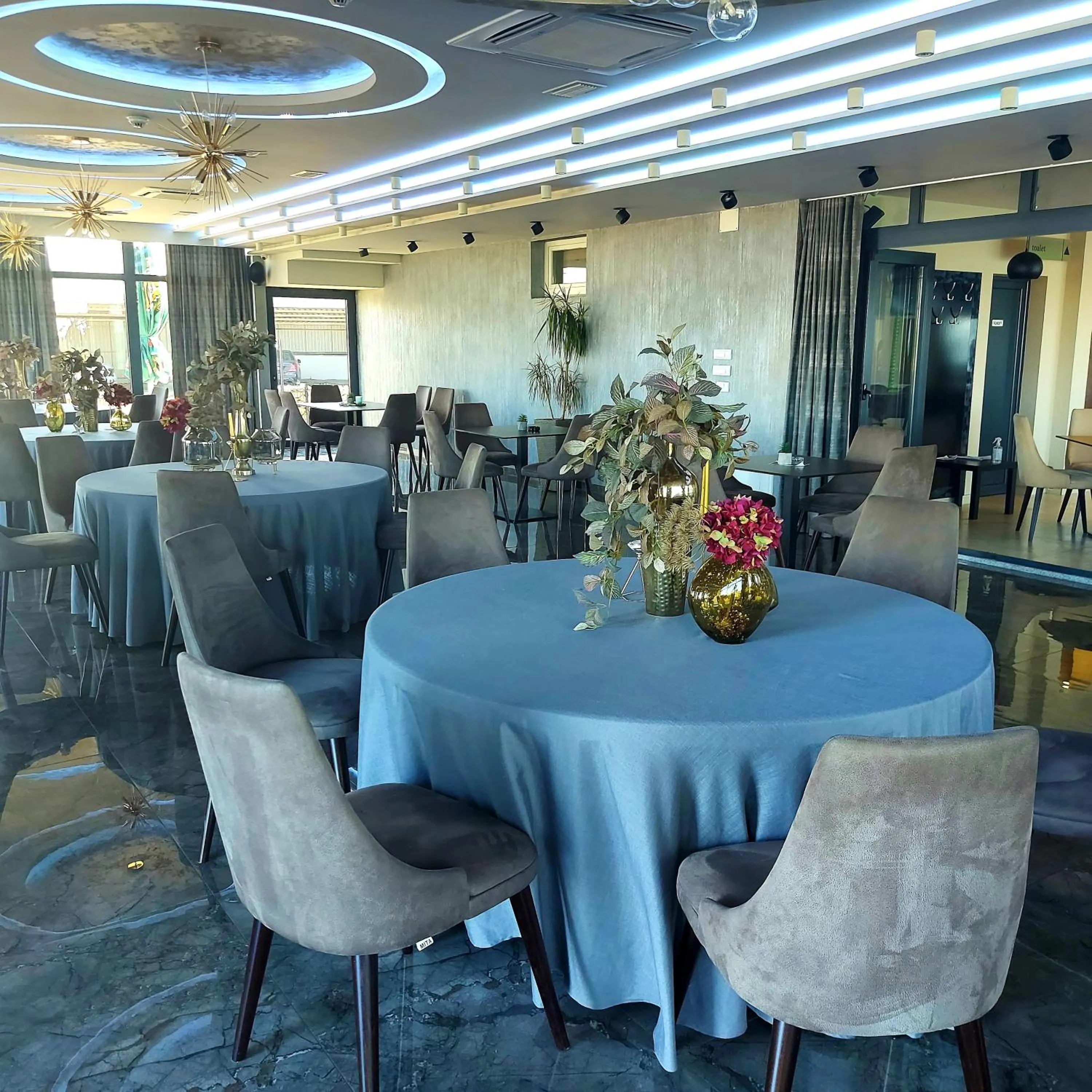 Restaurant/places to eat in Hotel River