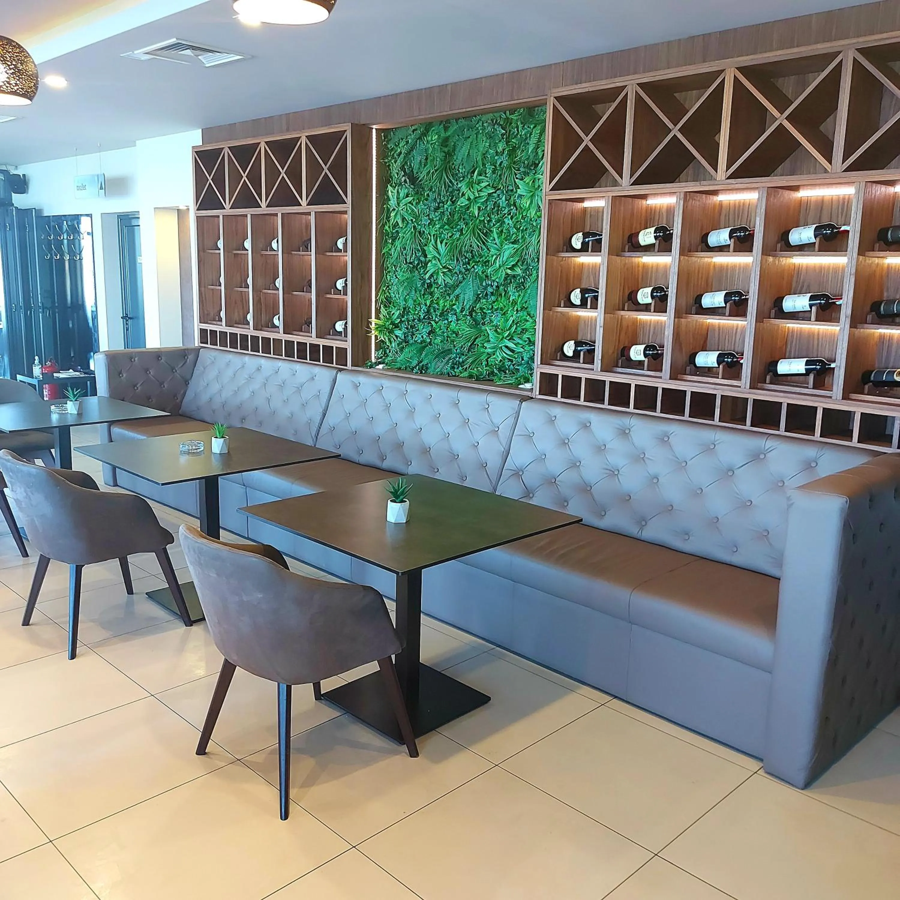 Restaurant/places to eat in Hotel River