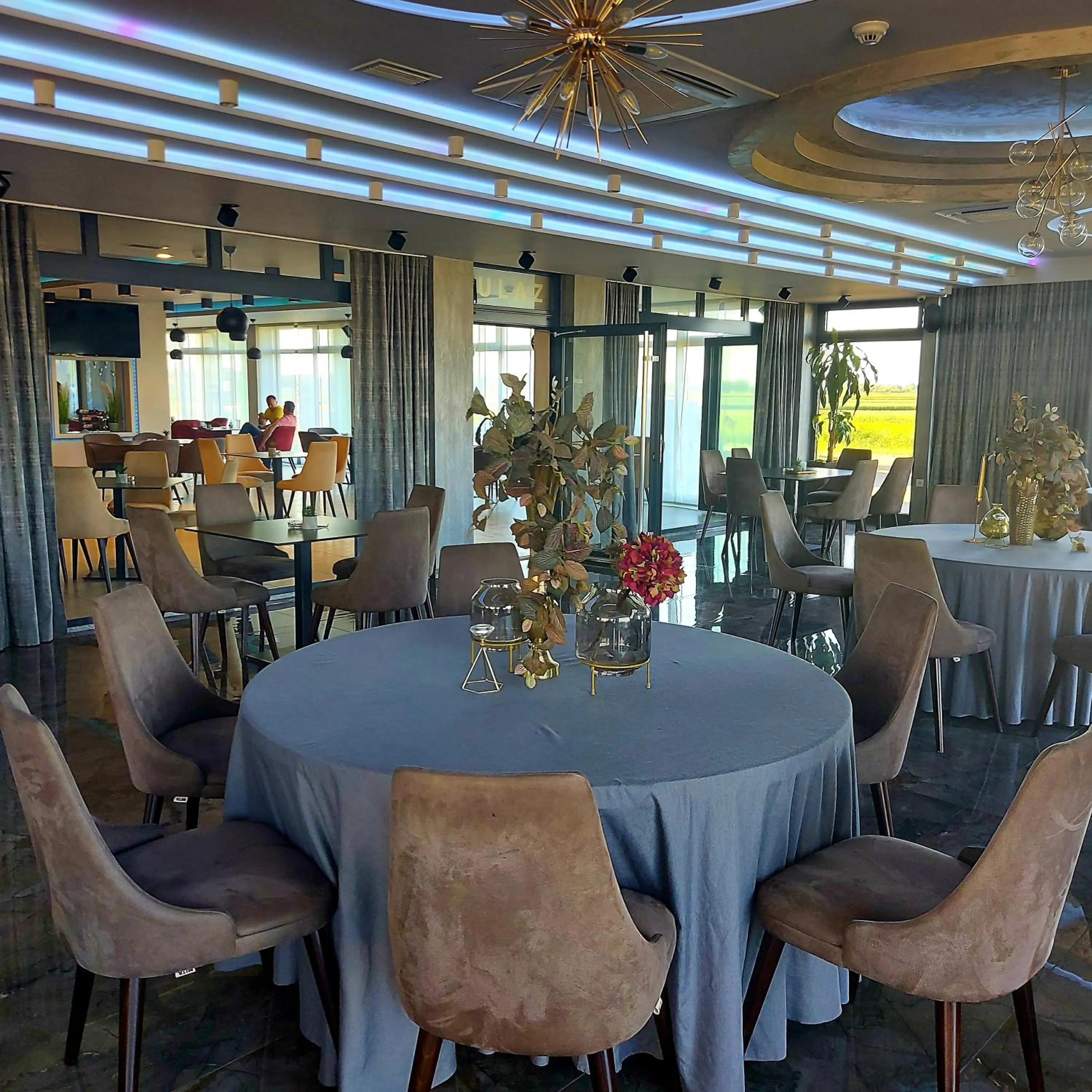 Restaurant/places to eat in Hotel River