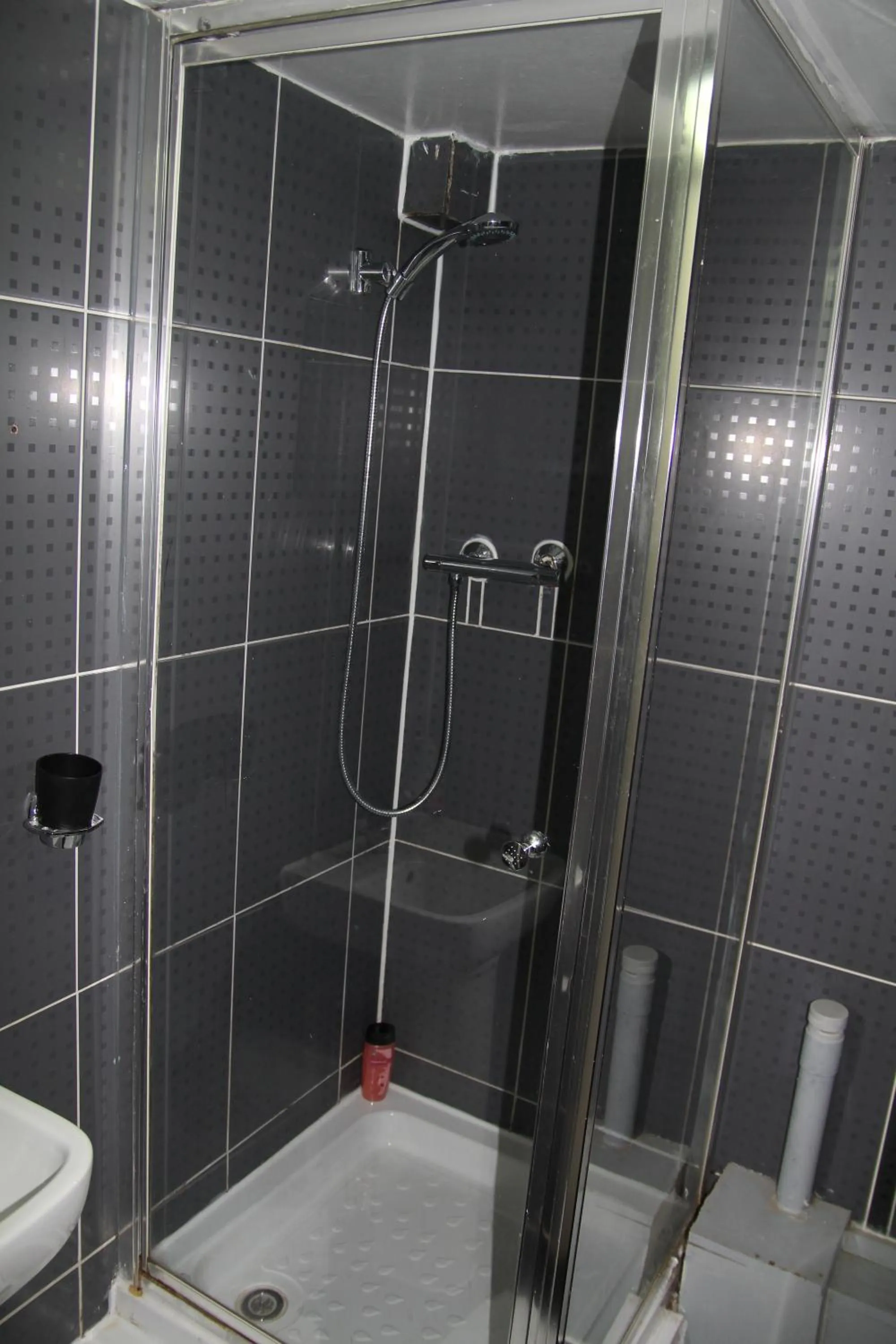 Shower in London Olympus Hotel Nirvana