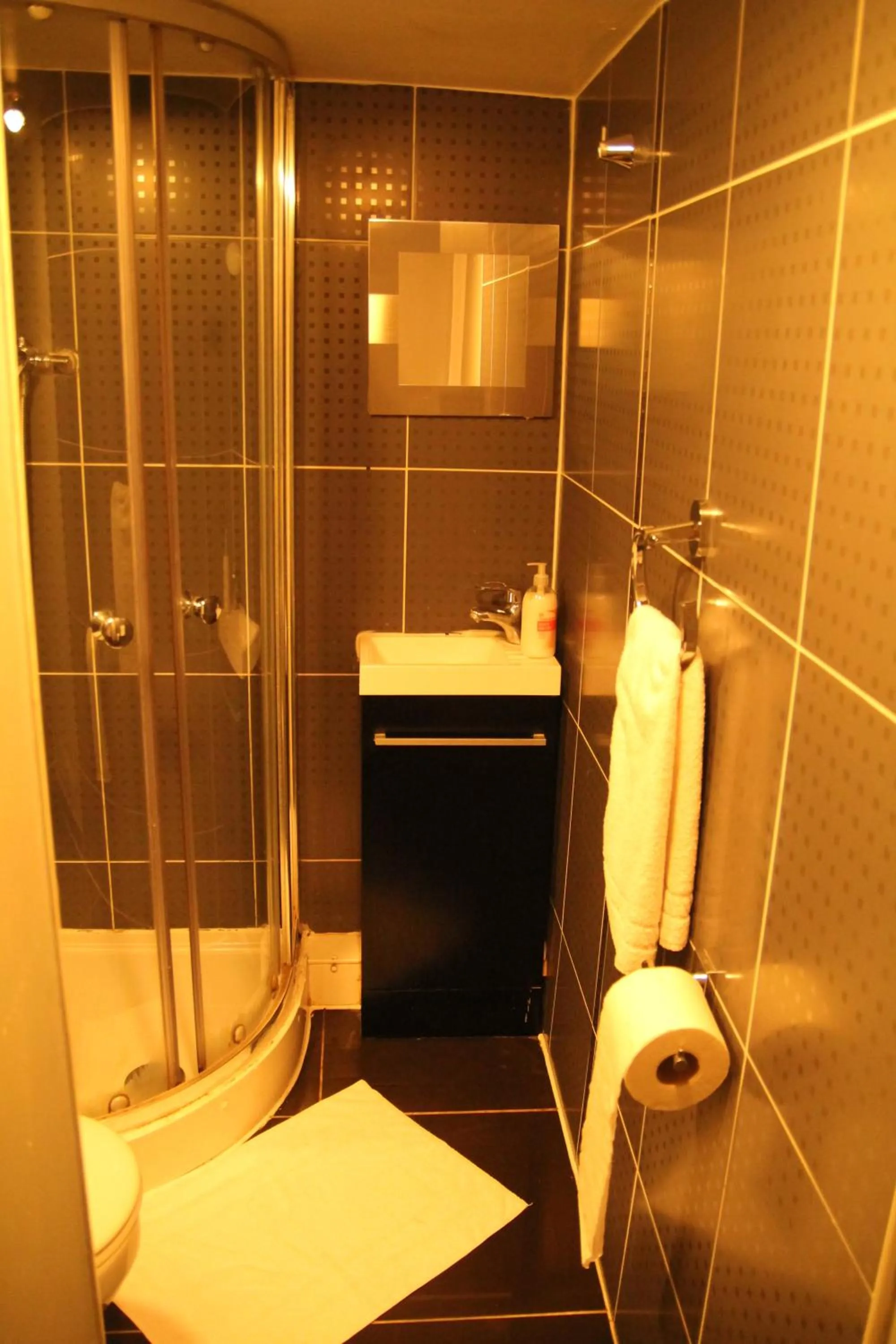 Bathroom in London Olympus Hotel Nirvana