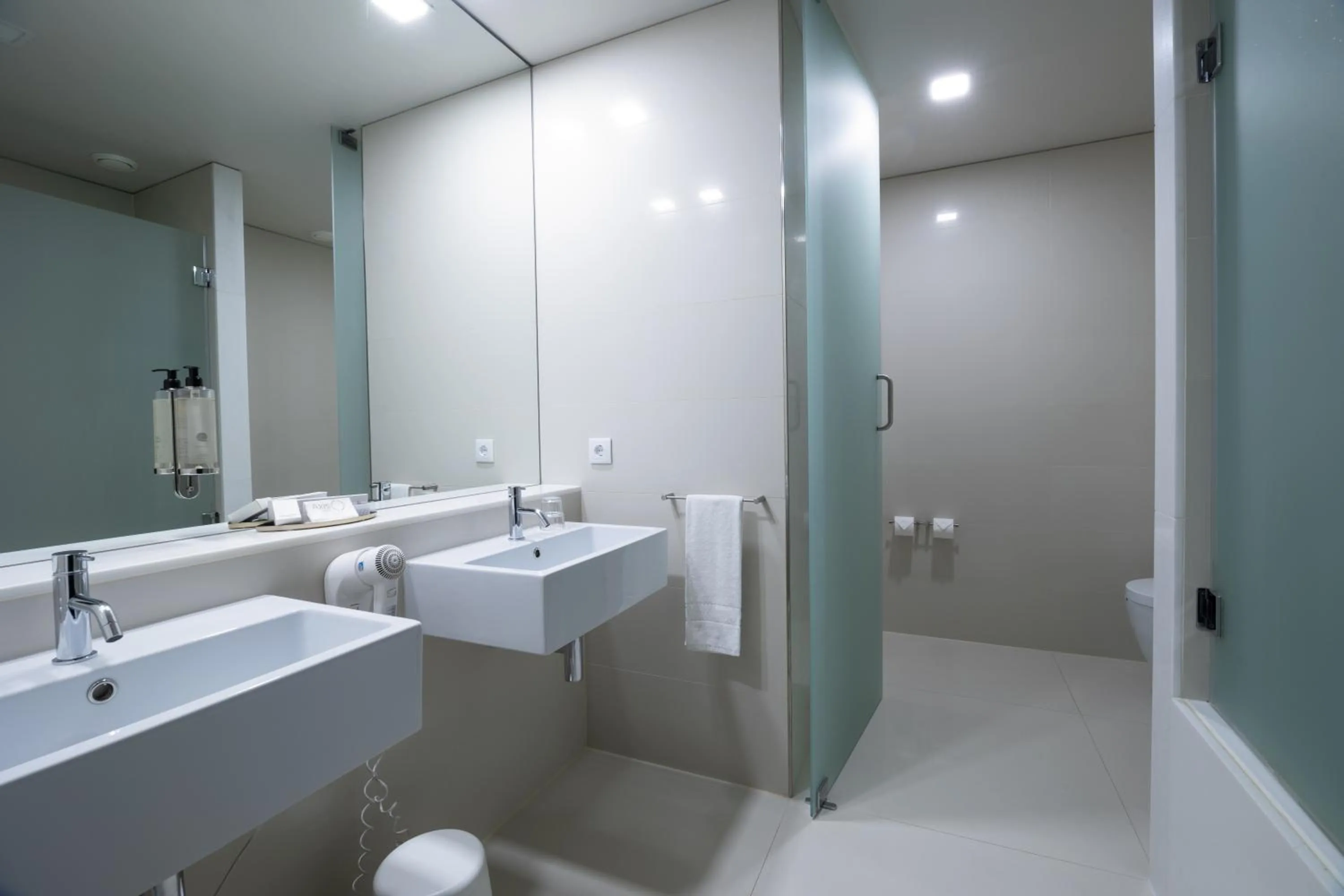 Bathroom in Axis Viana Business & SPA Hotel