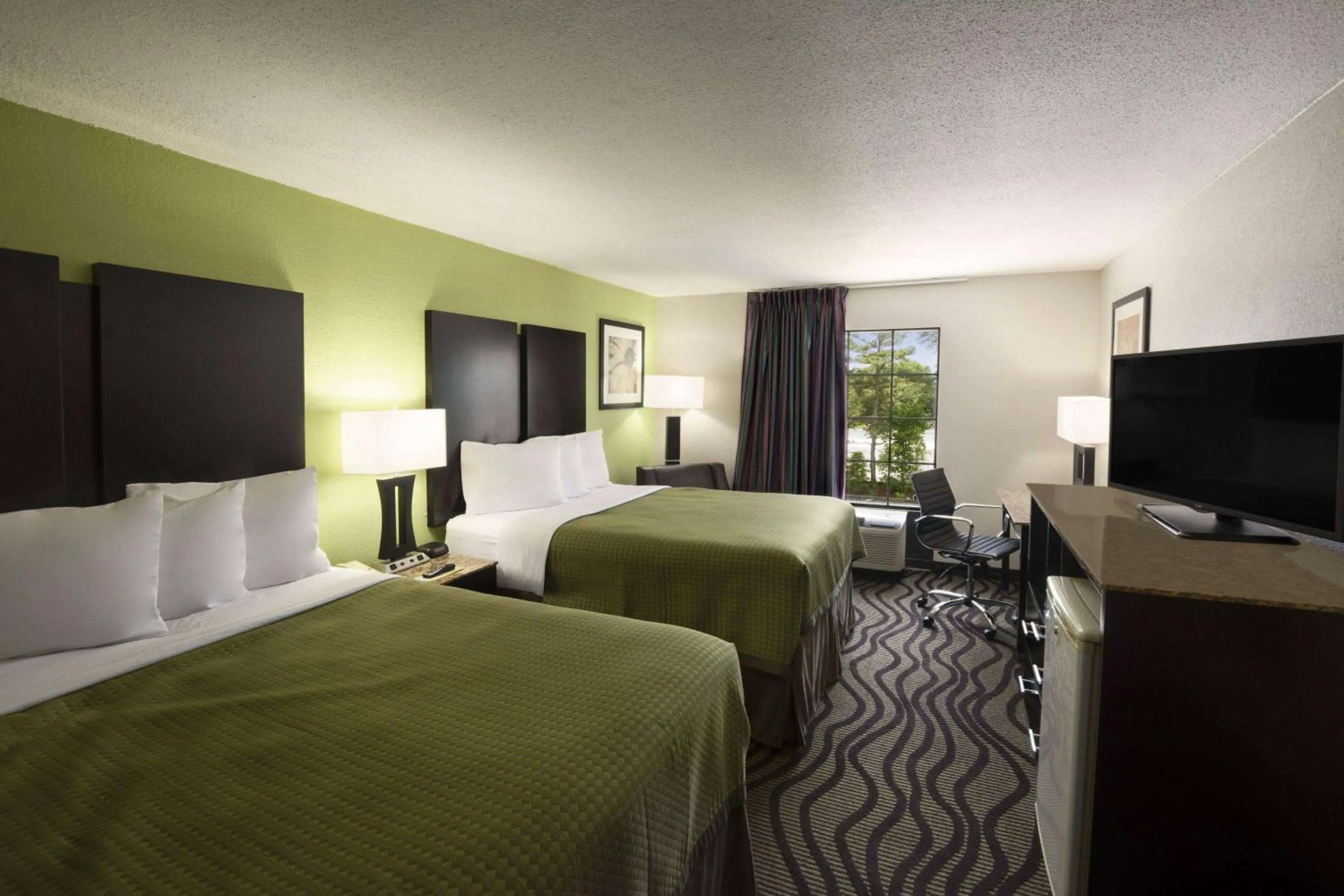 Photo of the whole room, Bed in Days Inn by Wyndham Rome Downtown