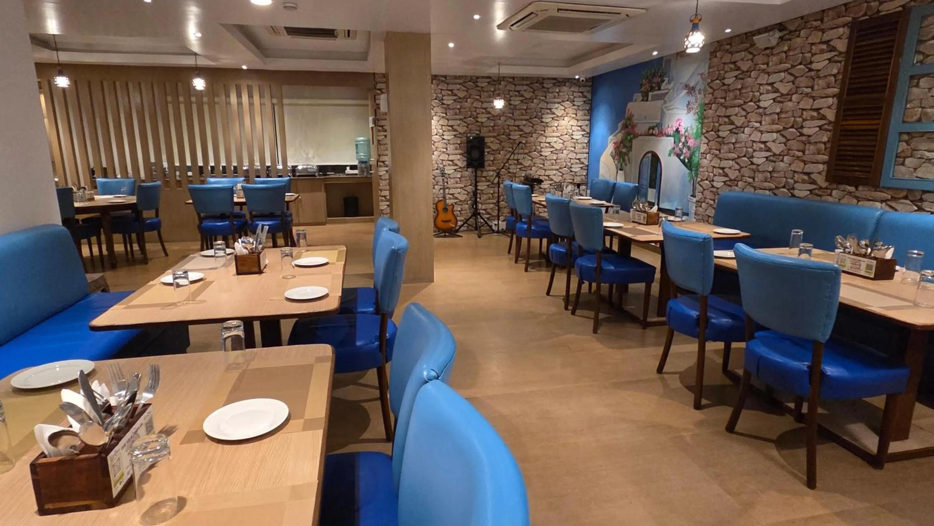 Restaurant/places to eat in Hotel Gulmohar Grand