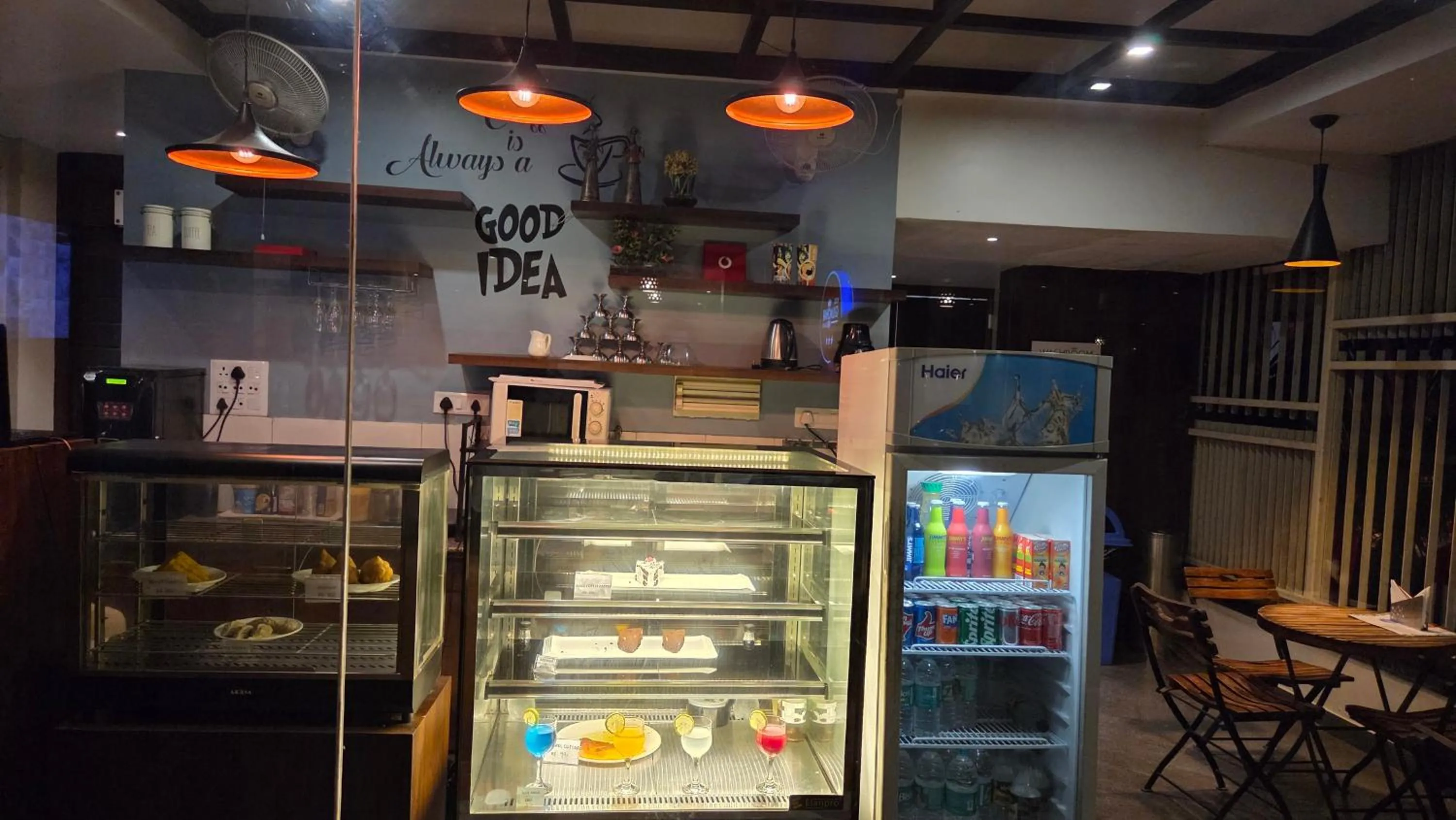 Restaurant/places to eat in Hotel Gulmohar Grand