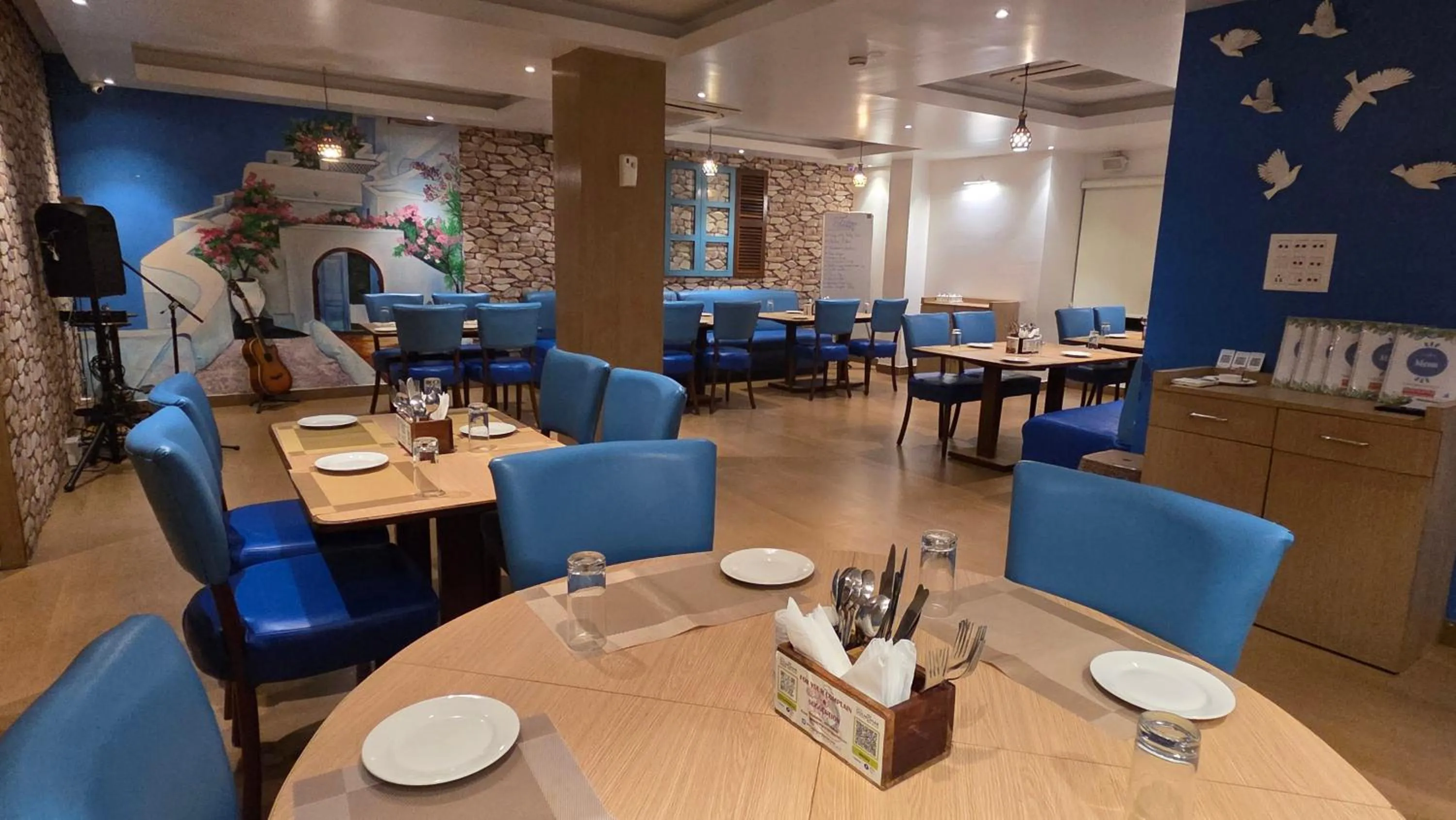 Restaurant/places to eat in Hotel Gulmohar Grand