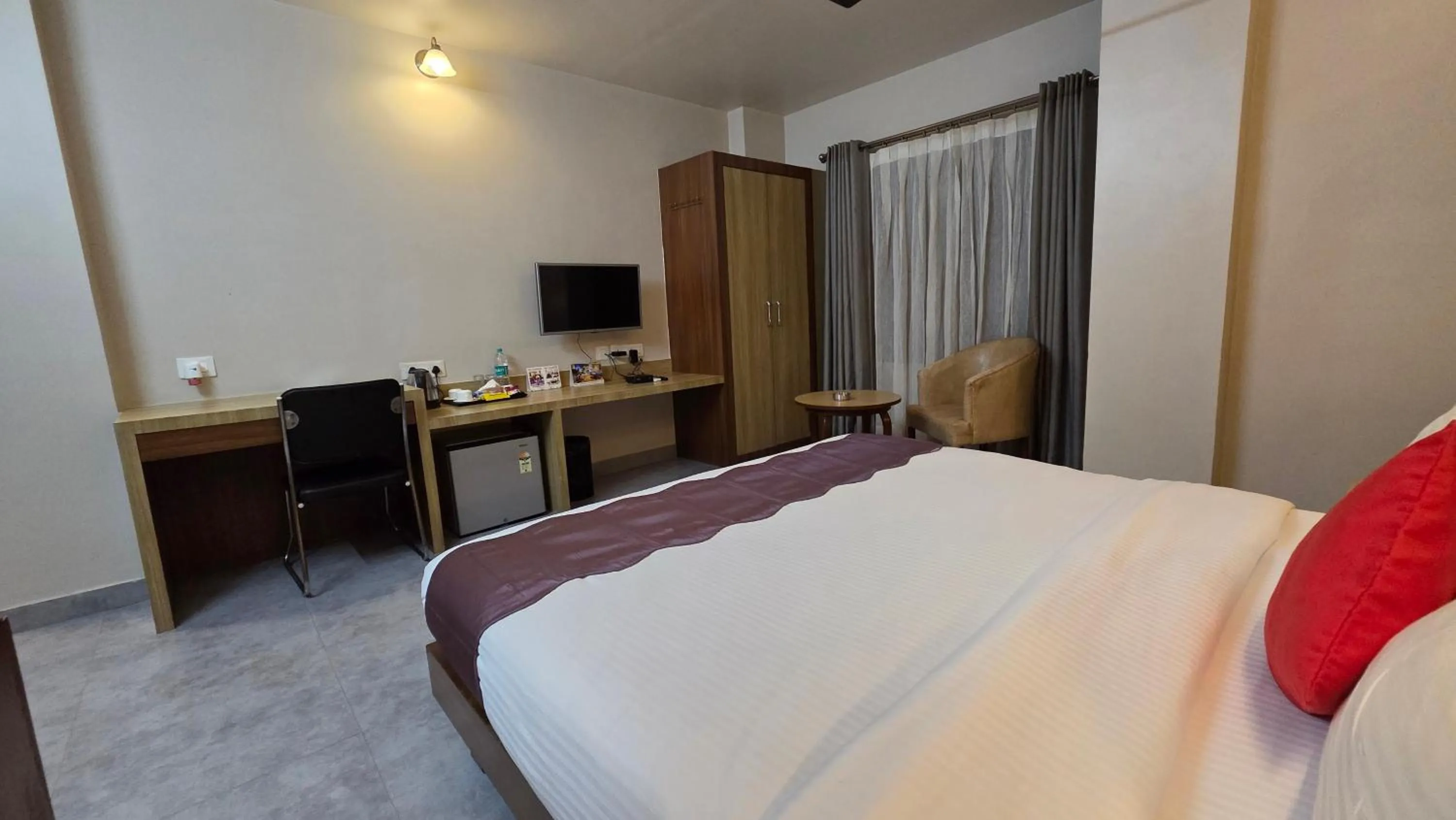 TV and multimedia, Bed in Hotel Gulmohar Grand