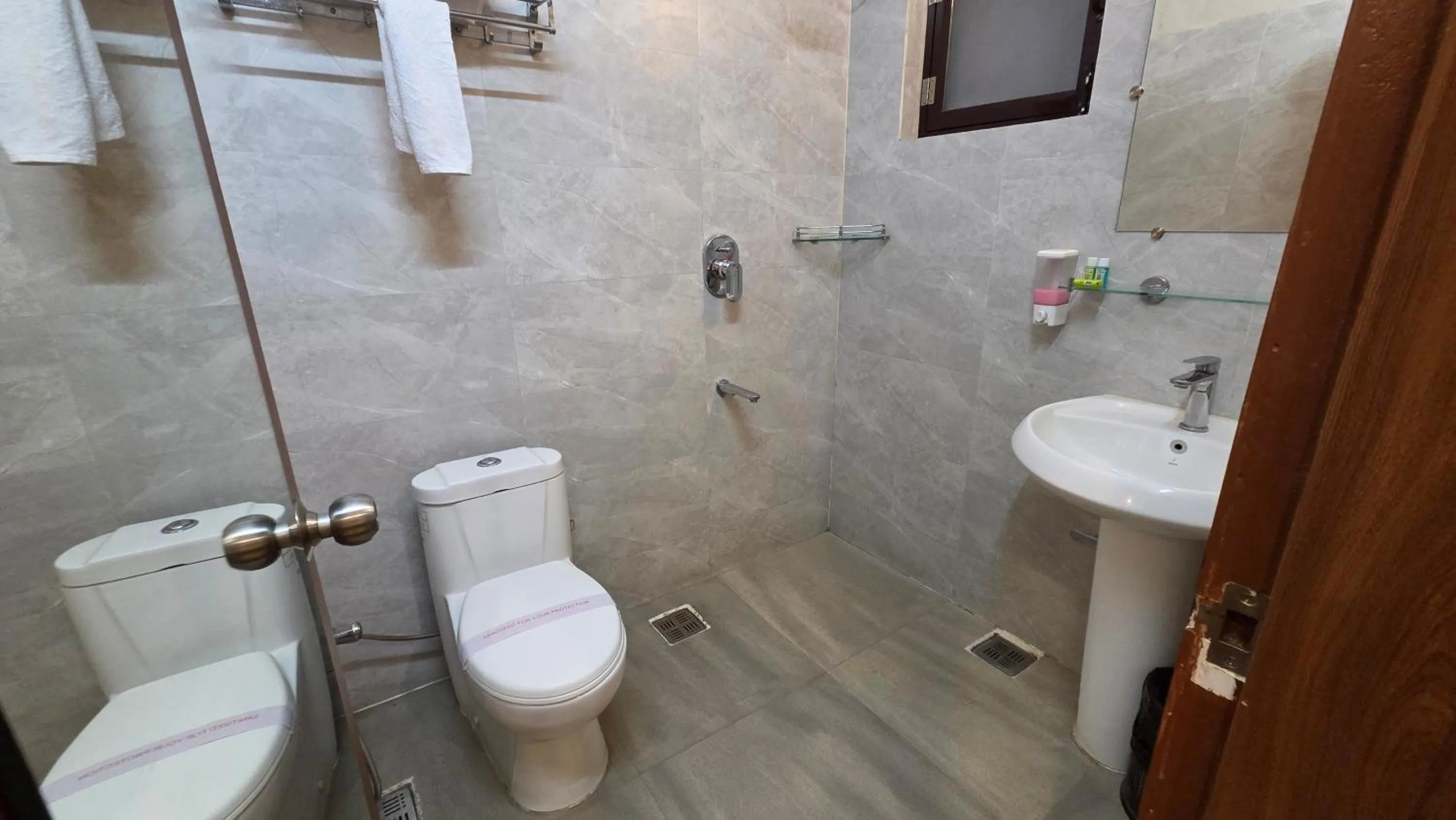 Bathroom in Hotel Gulmohar Grand