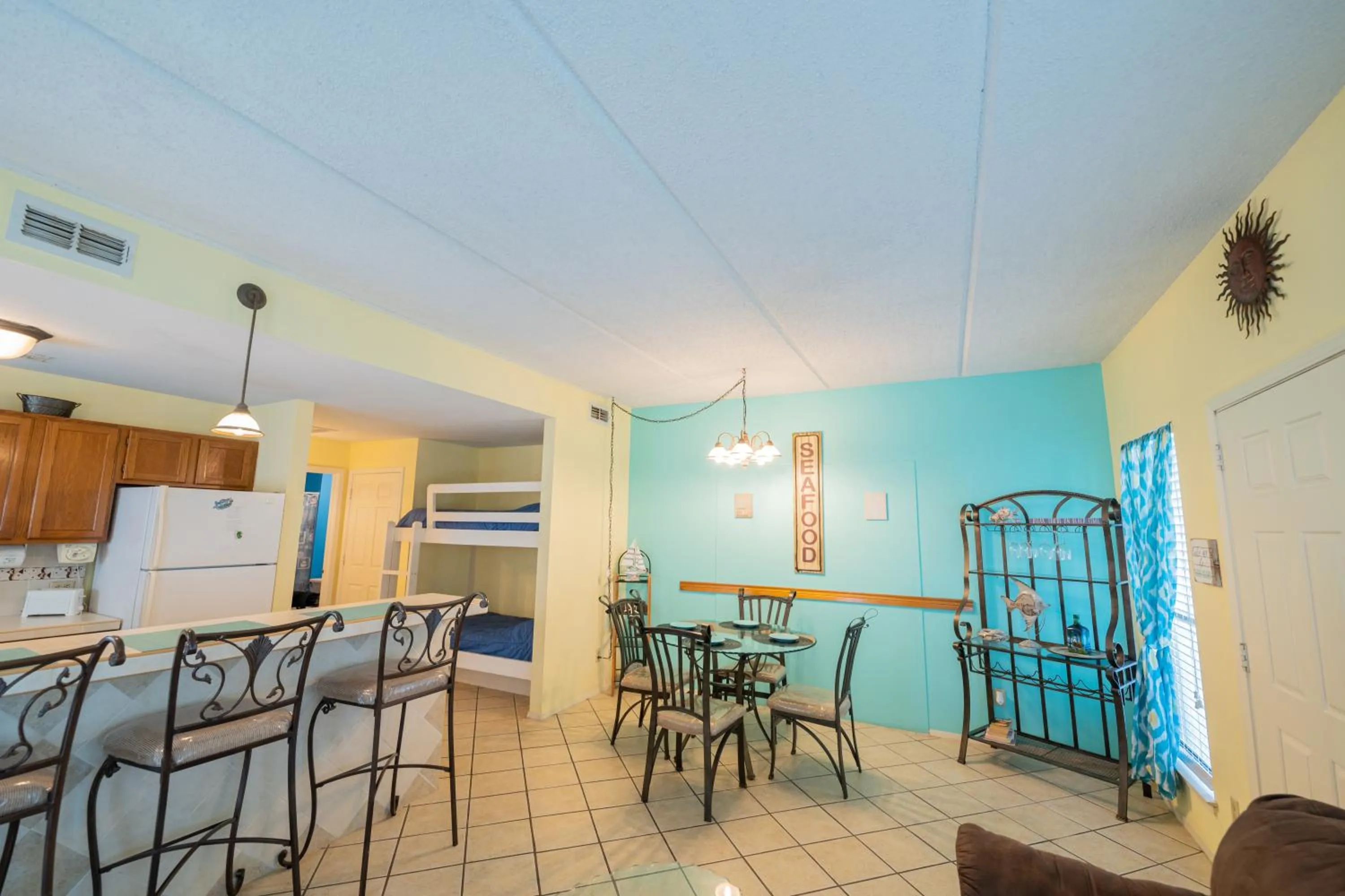 Charming SPI family condo - walking distance to the beach, Sleeps 6, Third Floor, 2025 Traveler Award
