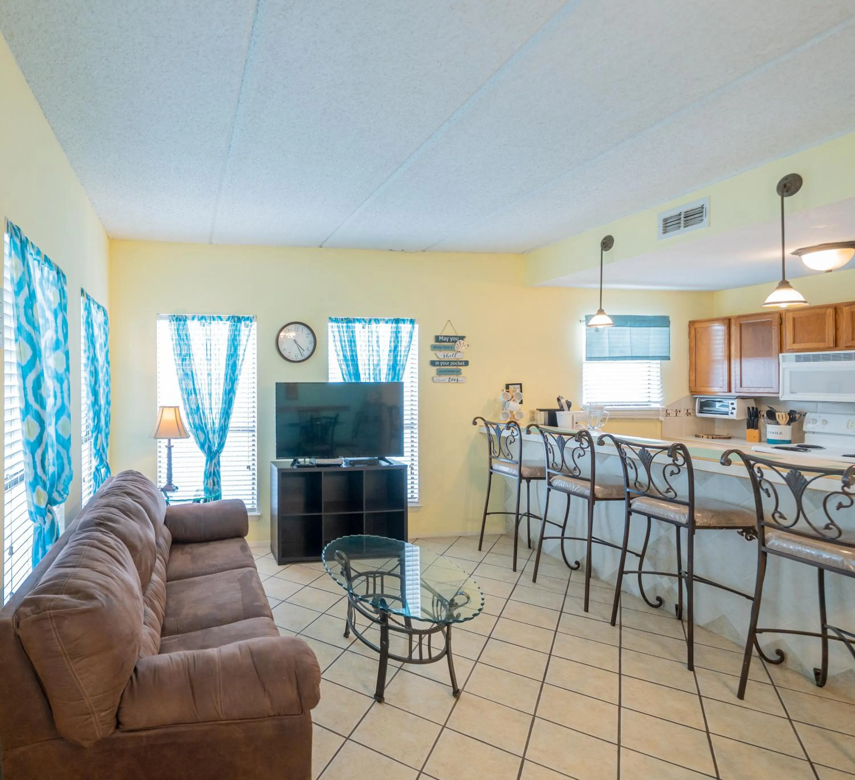 Living room in Charming SPI family condo - walking distance to the beach, Sleeps 6, Third Floor, 2025 Traveler Award