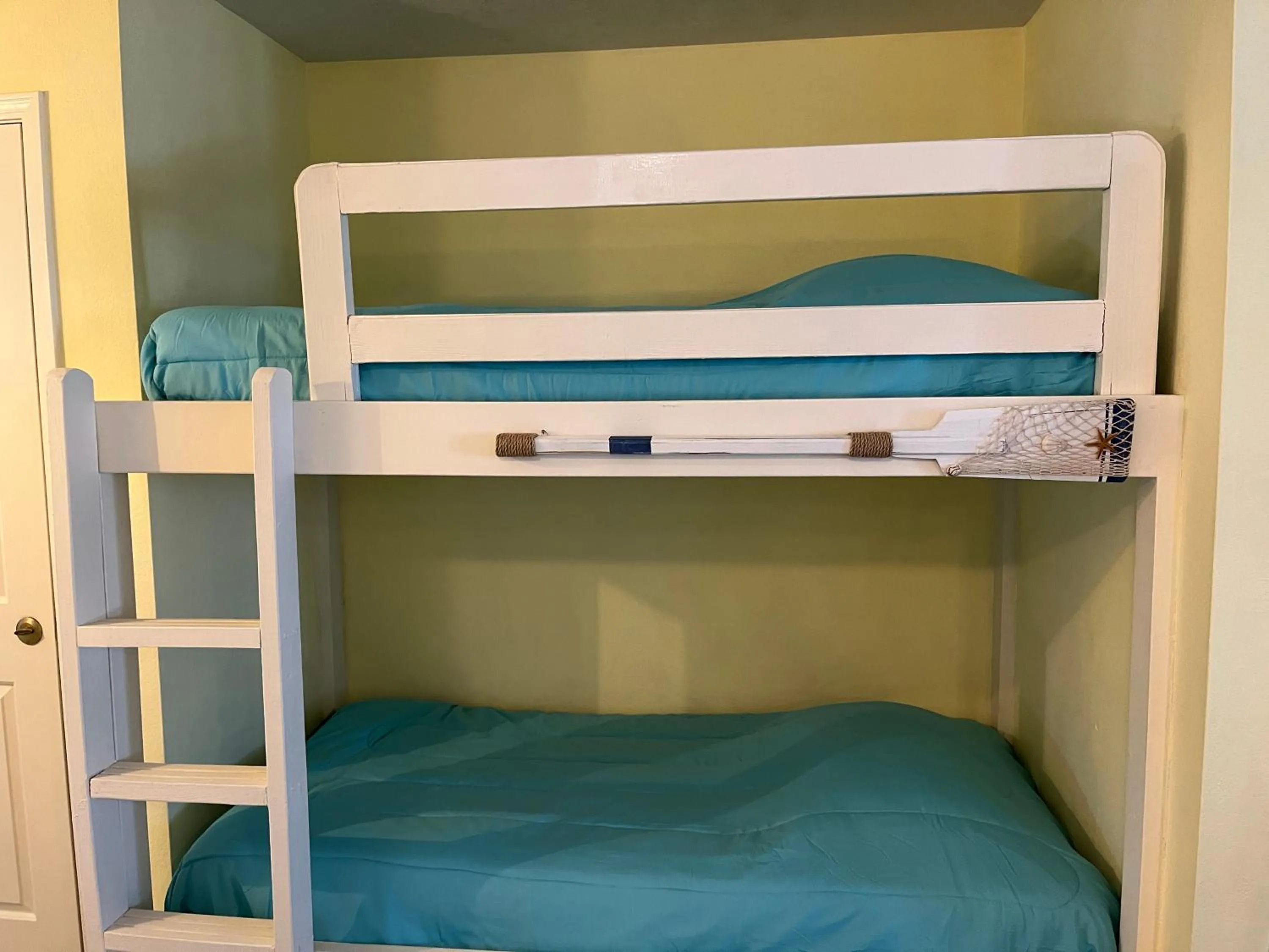 Bed in Charming SPI family condo - walking distance to the beach, Sleeps 6, Third Floor, 2025 Traveler Award