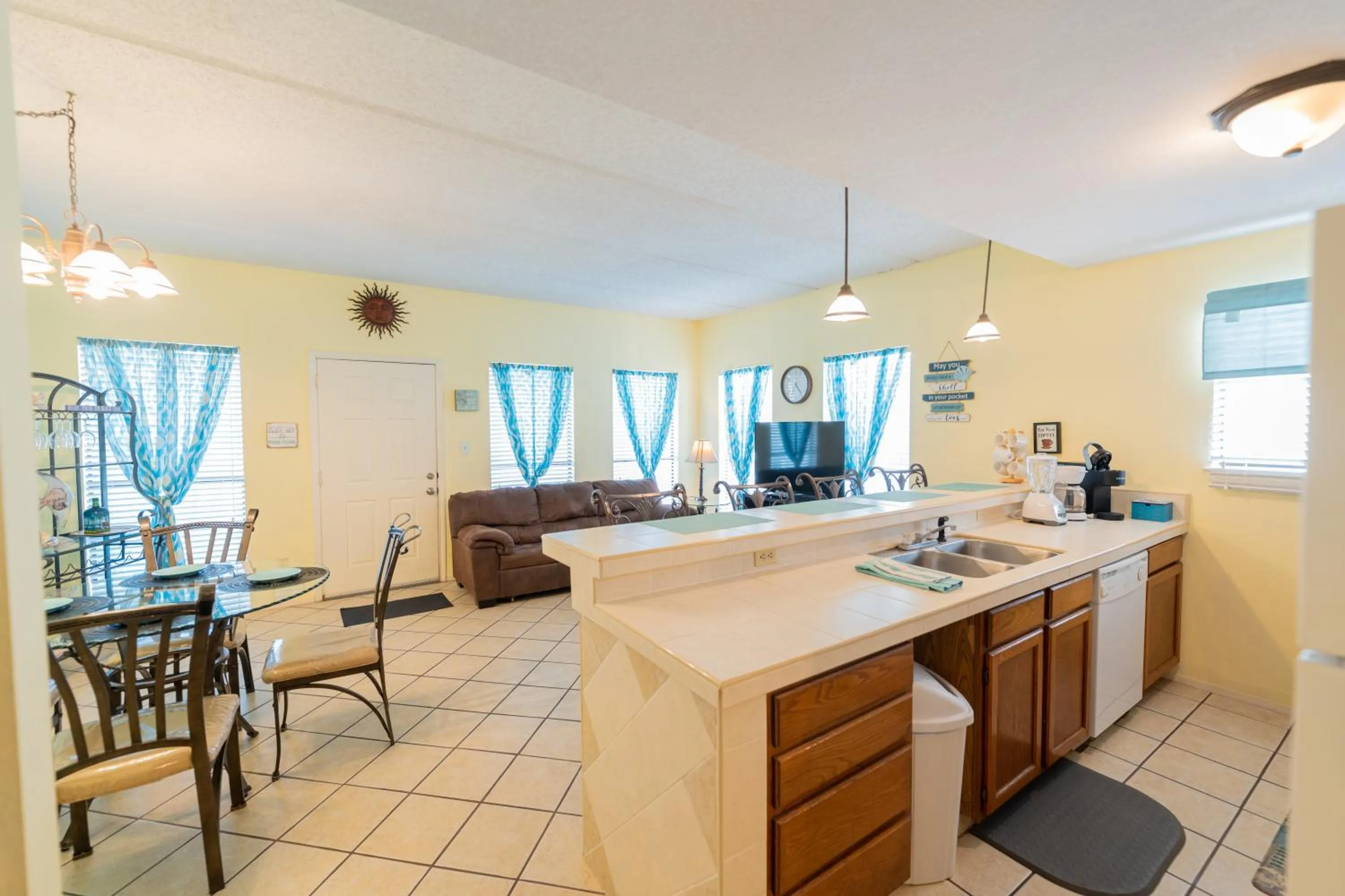 Charming SPI family condo - walking distance to the beach, Sleeps 6, Third Floor, 2025 Traveler Award
