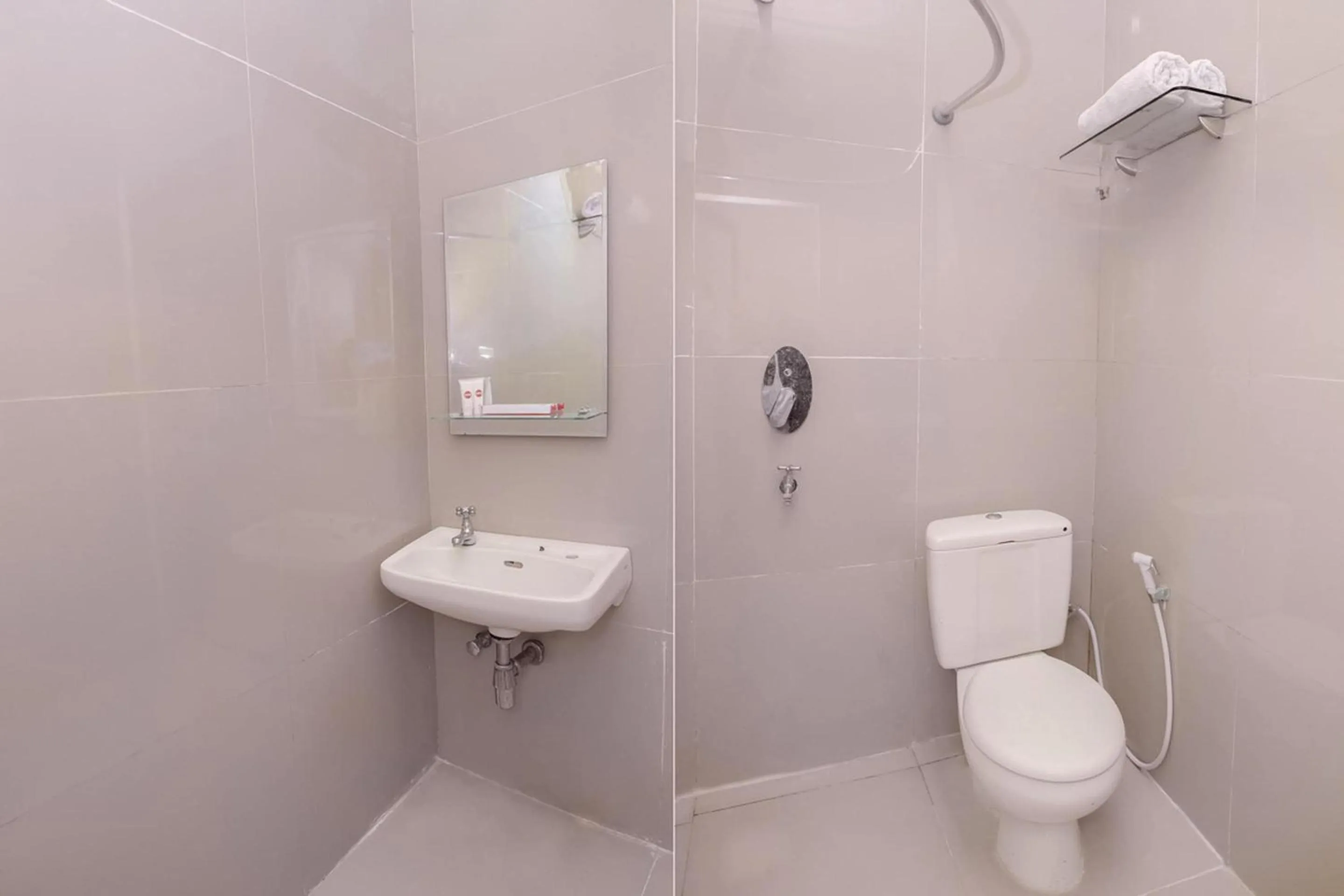 Bathroom in Capital O 854 Ub Caisar Hotel