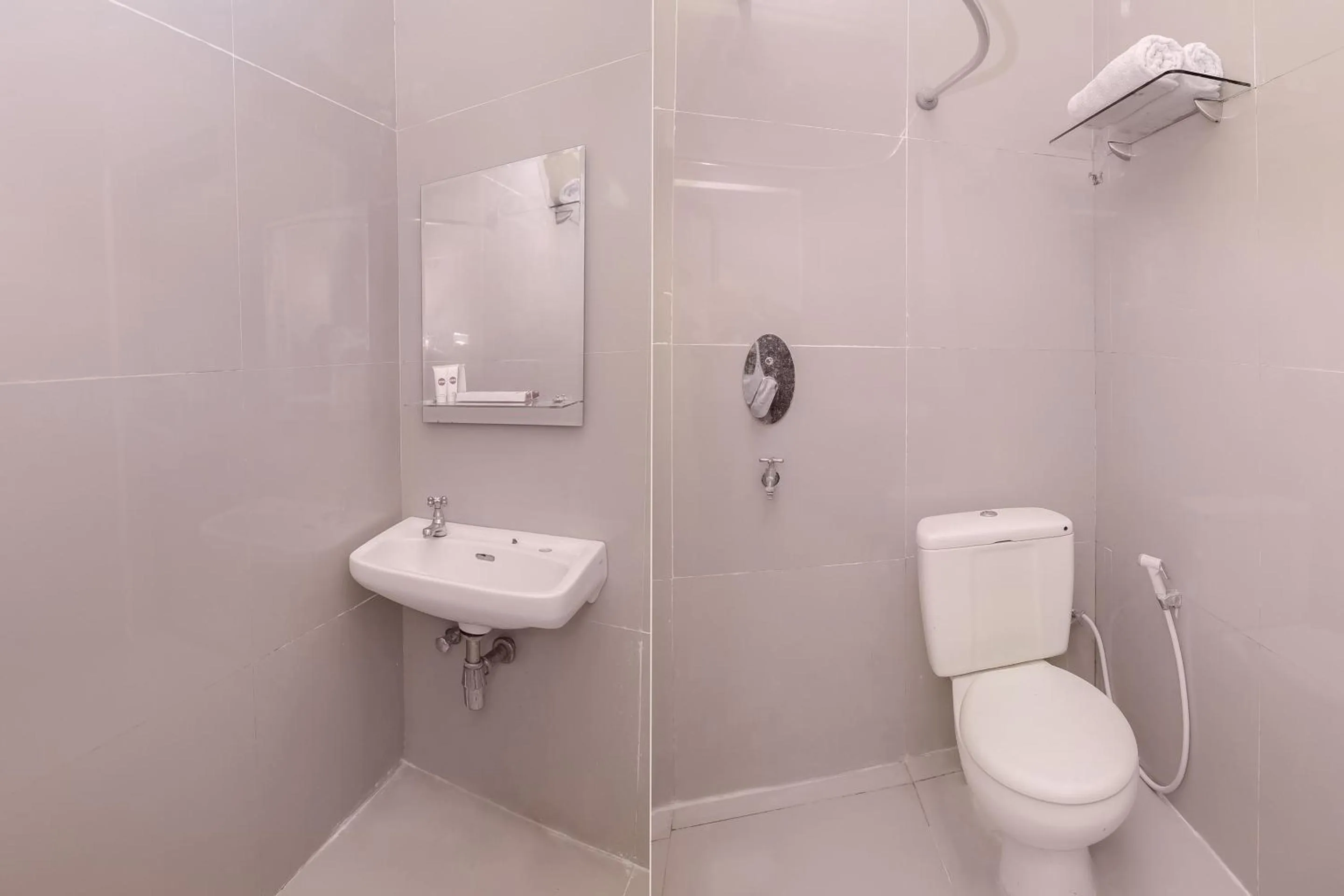 Bathroom in Capital O 854 Ub Caisar Hotel